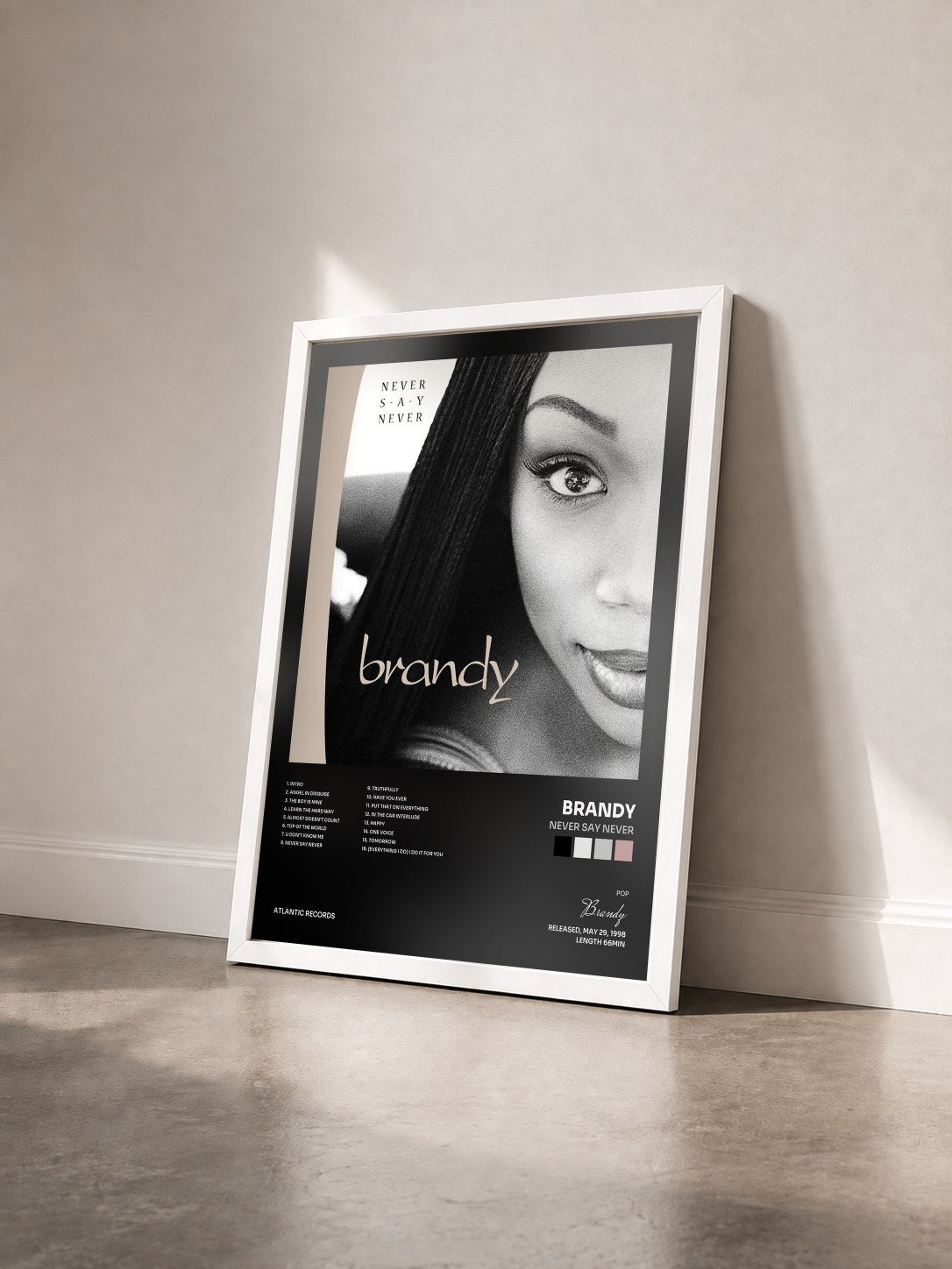 #blanc Tableau de l'album Never Say Never de Brandy vu de trois quarts, cadre blanc