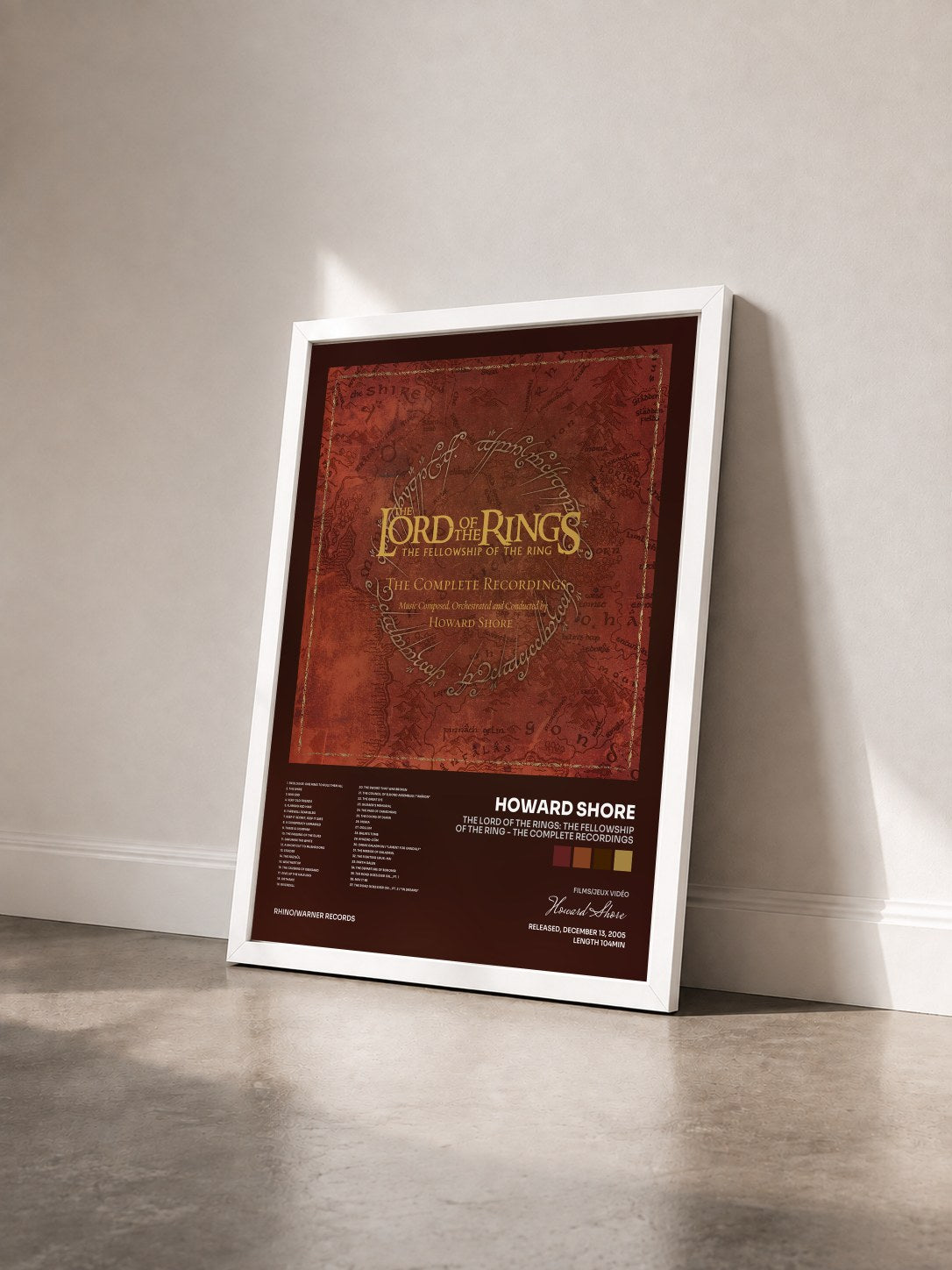 #blanc Tableau de l'album The Lord of the Rings: The Fellowship of the Ring - the Complete Recordings de Howard Shore vu de trois quarts, cadre blanc