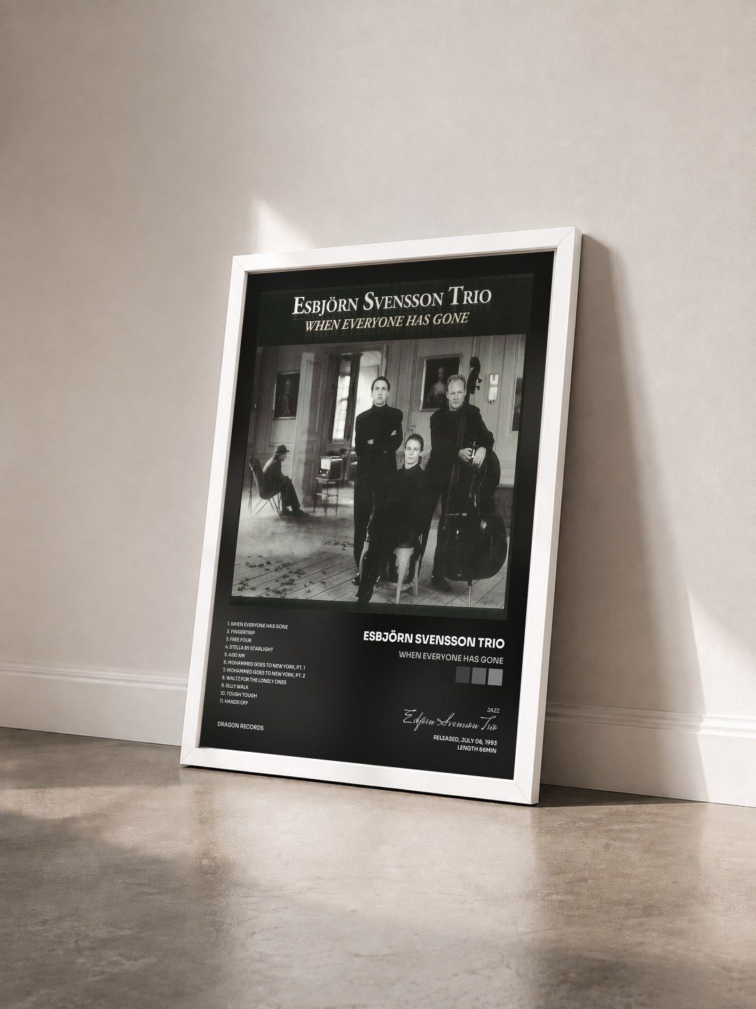 #blanc Tableau de l'album When Everyone Has Gone de Esbjörn Svensson Trio vu de trois quarts, cadre blanc