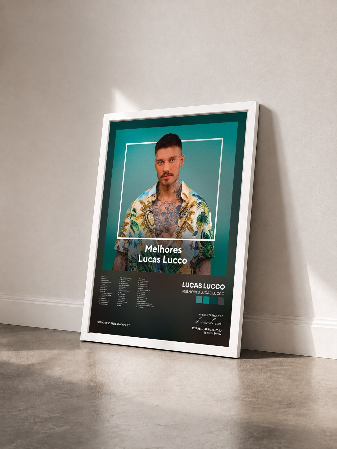 #blanc Tableau de l'album Melhores Lucas Lucco de Lucas Lucco vu de trois quarts, cadre blanc