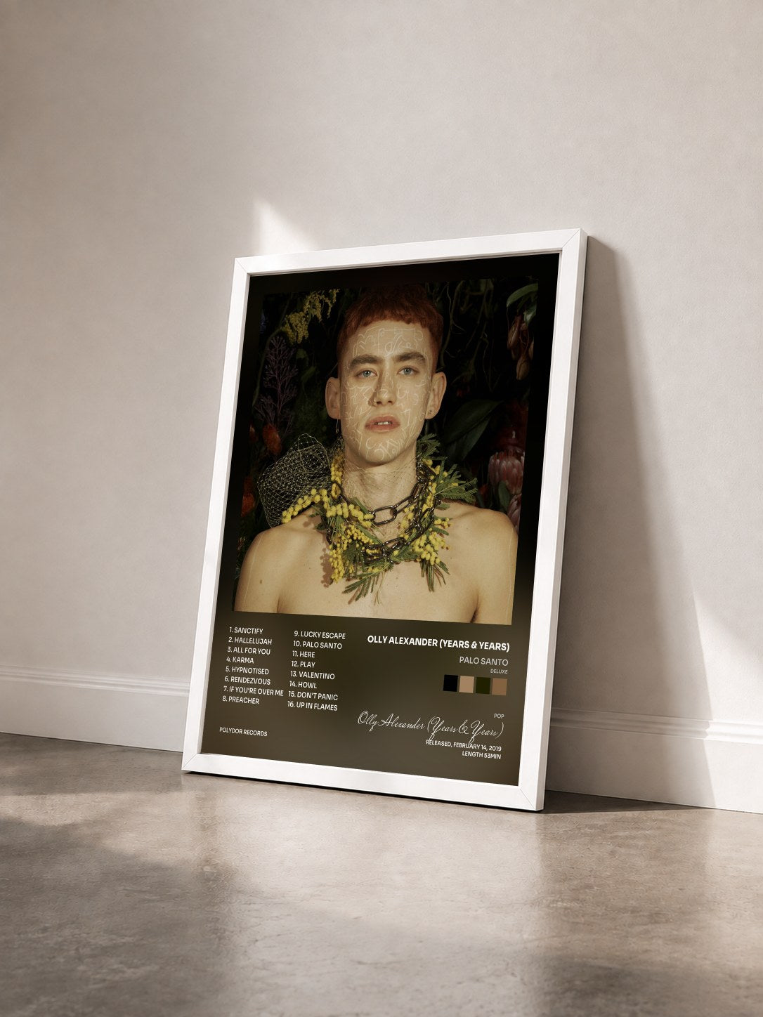 #blanc Tableau de l'album Palo Santo (Deluxe) de Olly Alexander (Years & Years) vu de trois quarts, cadre blanc