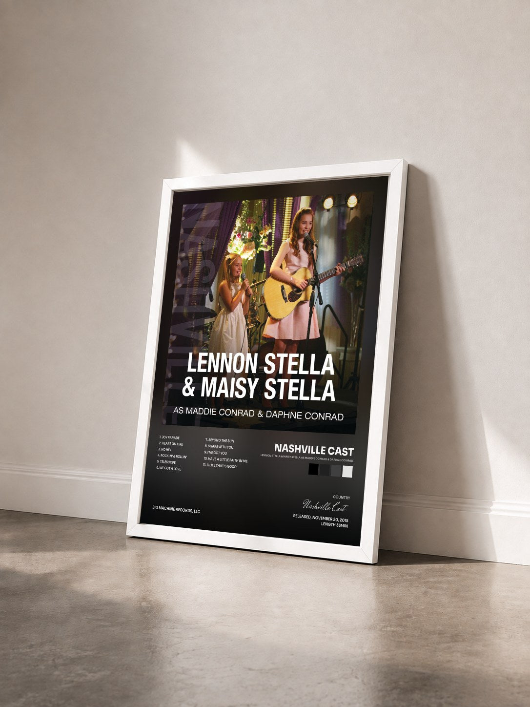 #blanc Tableau de l'album Lennon Stella & Maisy Stella As Maddie Conrad & Daphne Conrad de Nashville Cast vu de trois quarts, cadre blanc