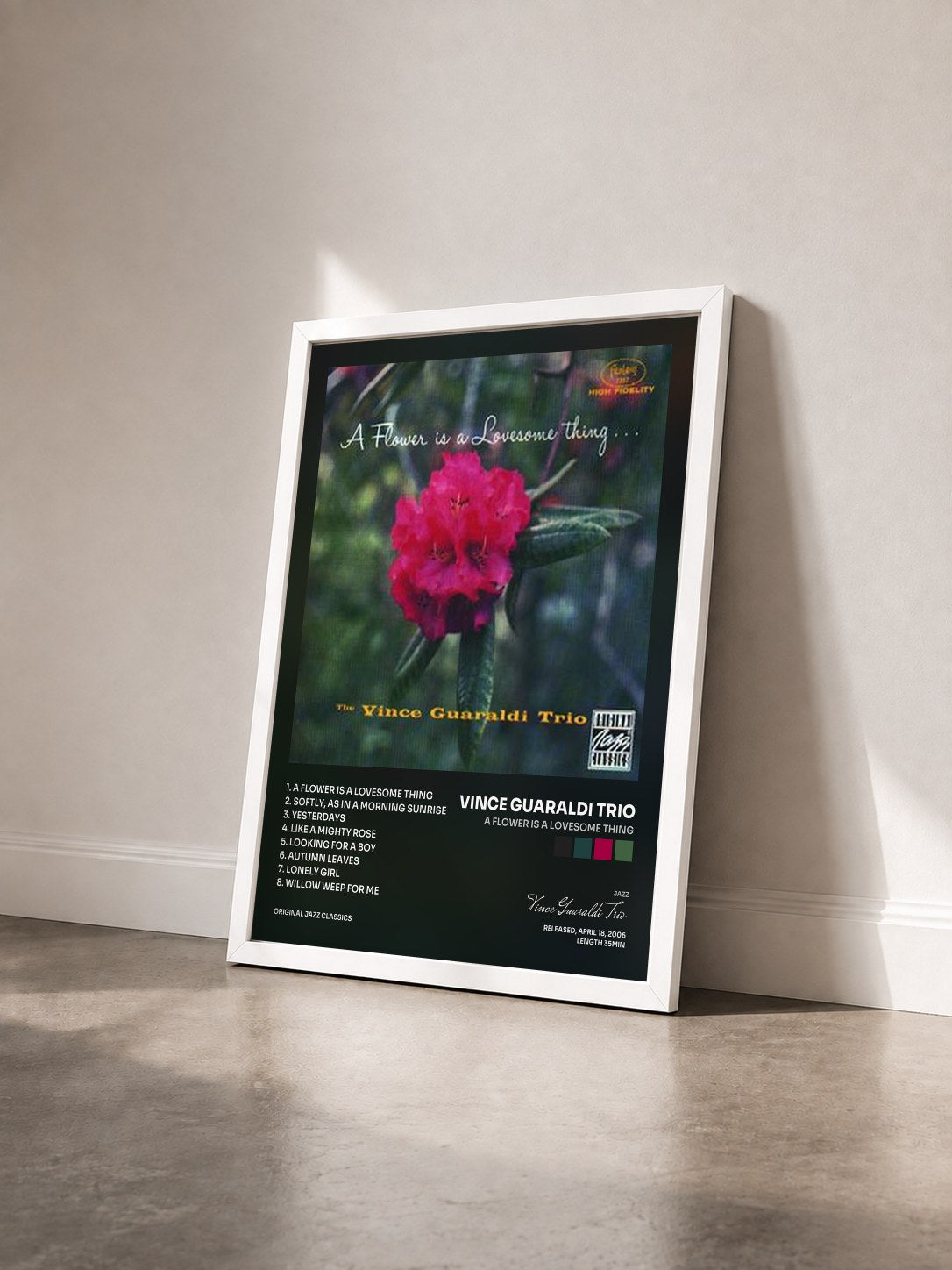 #blanc Tableau de l'album A Flower Is A Lovesome Thing de Vince Guaraldi Trio vu de trois quarts, cadre blanc