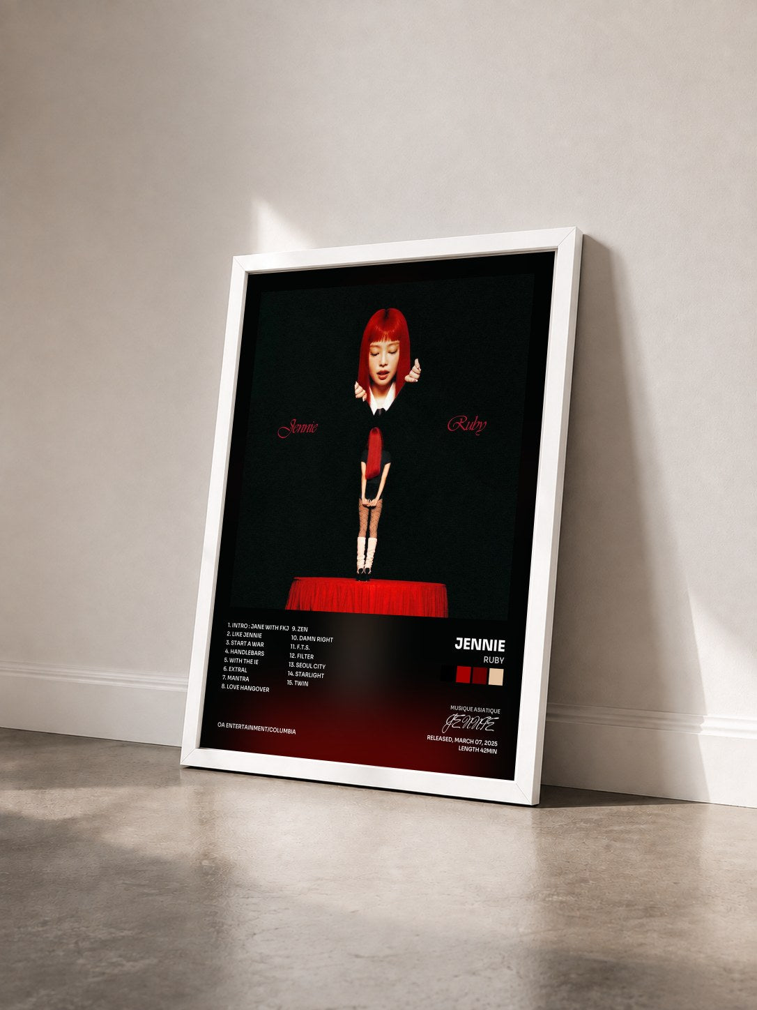 #blanc Tableau de l'album Ruby de JENNIE vu de trois quarts, cadre blanc