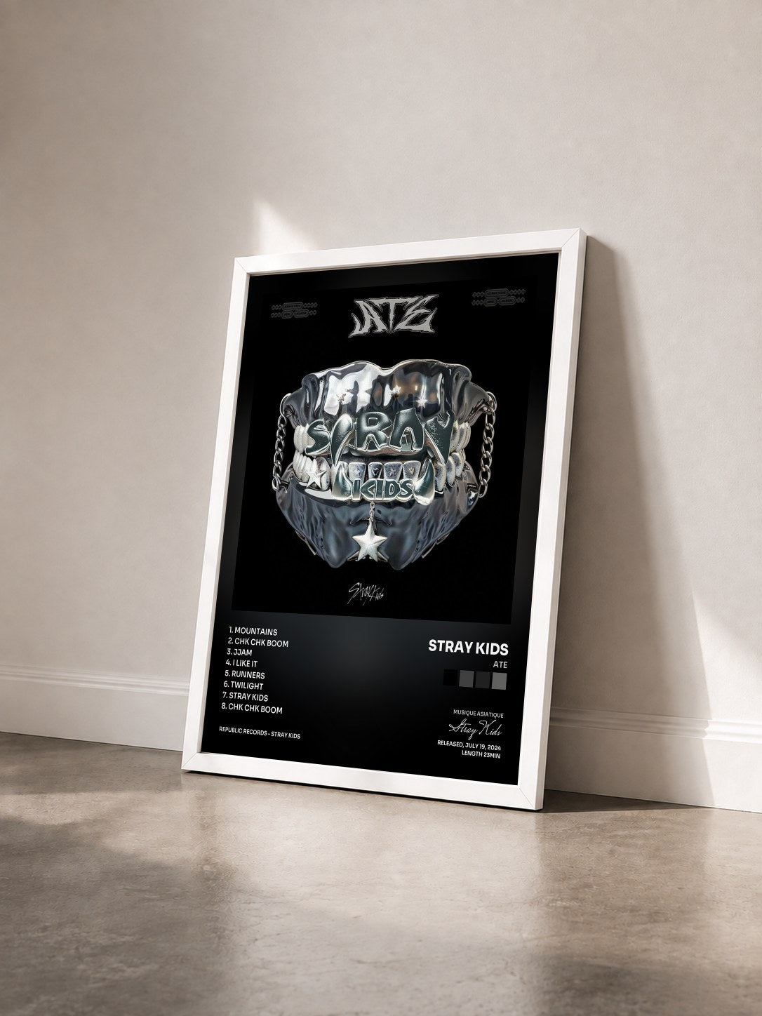 #blanc Tableau de l'album ATE de Stray Kids vu de trois quarts, cadre blanc