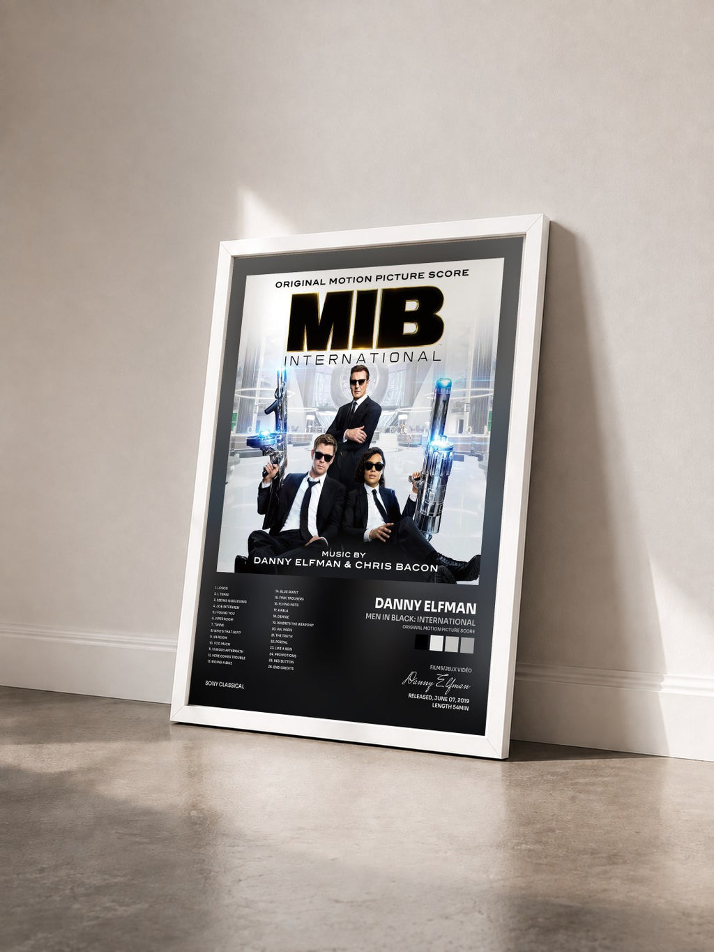 #blanc Men in Black: International (Original Motion Picture Score) von Danny Elfman als gerahmter Kunstdruck von schräg gesehen, weißer Rahmen