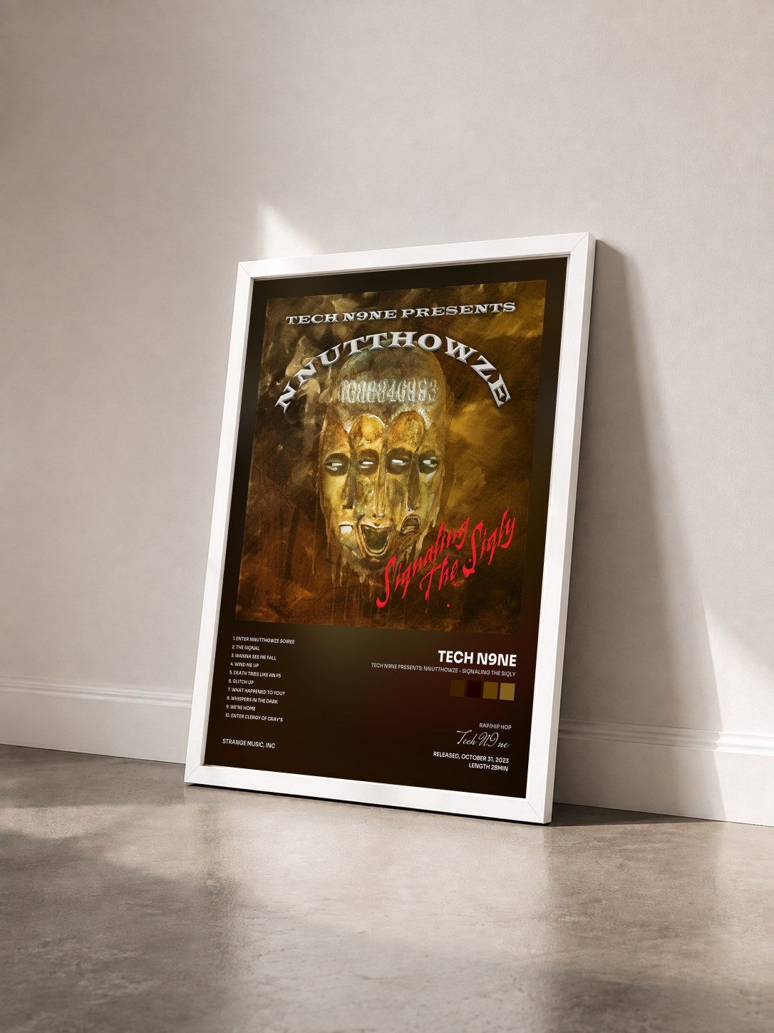#blanc Tableau de l'album Tech N9ne Presents: NNUTTHOWZE - Siqnaling The Siqly de Tech N9ne vu de trois quarts, cadre blanc