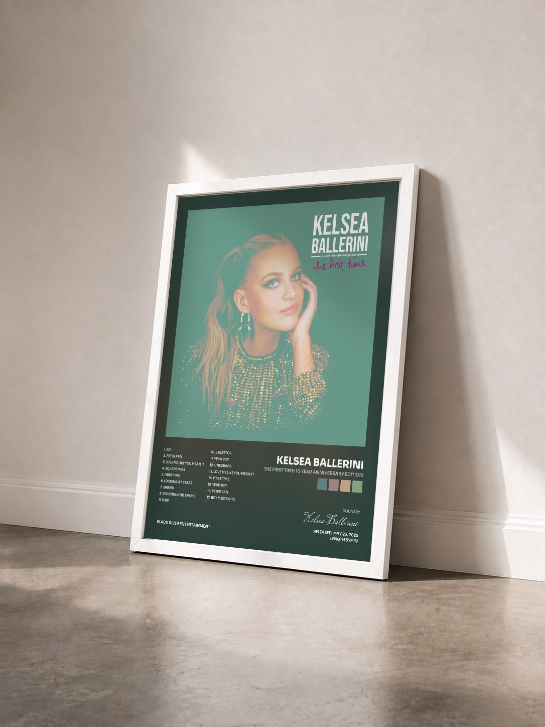 #blanc Tableau de l'album The First Time: 10 Year Anniversary Edition de Kelsea Ballerini vu de trois quarts, cadre blanc