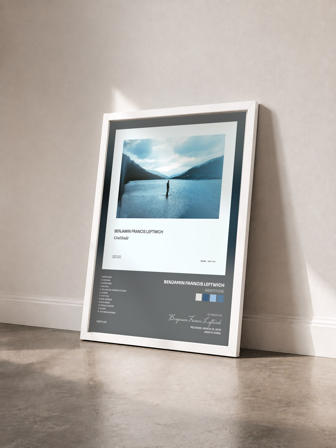 #blanc Tableau de l'album Gratitude de Benjamin Francis Leftwich vu de trois quarts, cadre blanc