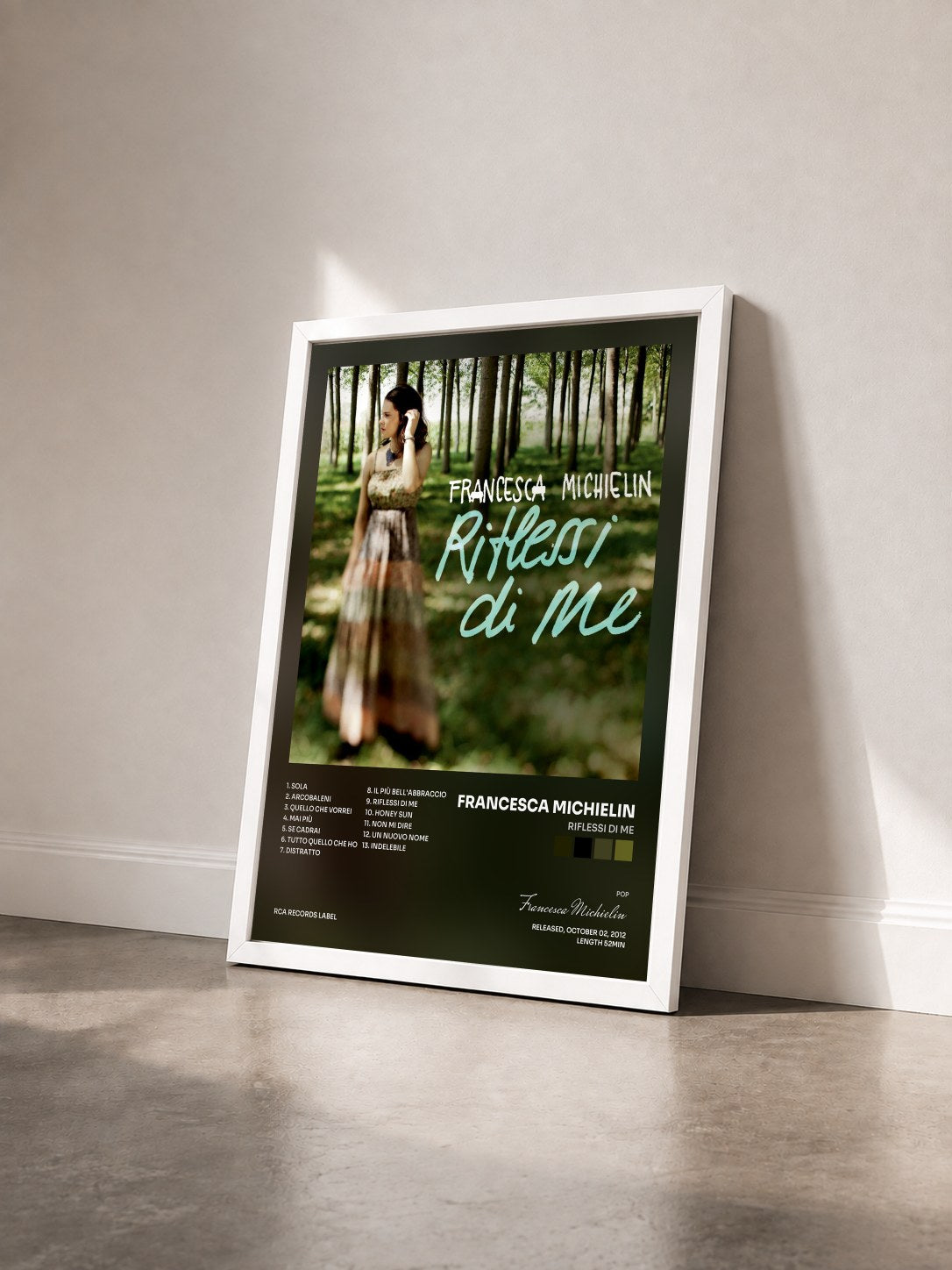 #blanc Tableau de l'album Riflessi di me de Francesca Michielin vu de trois quarts, cadre blanc