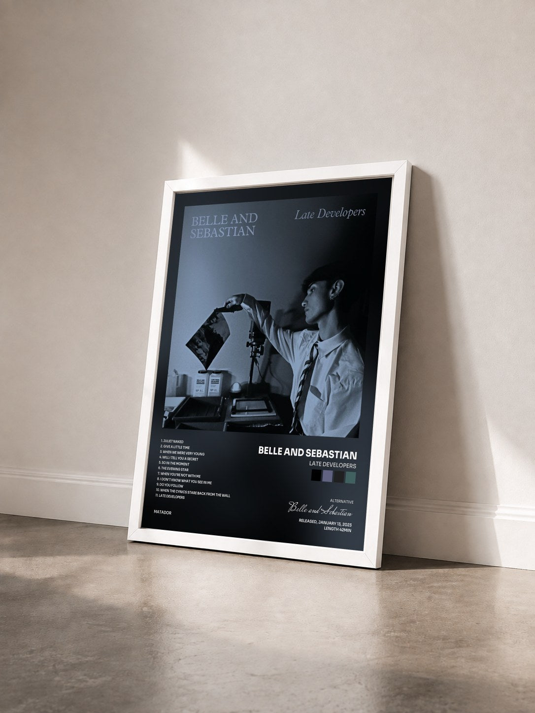 #blanc Tableau de l'album Late Developers de Belle and Sebastian vu de trois quarts, cadre blanc
