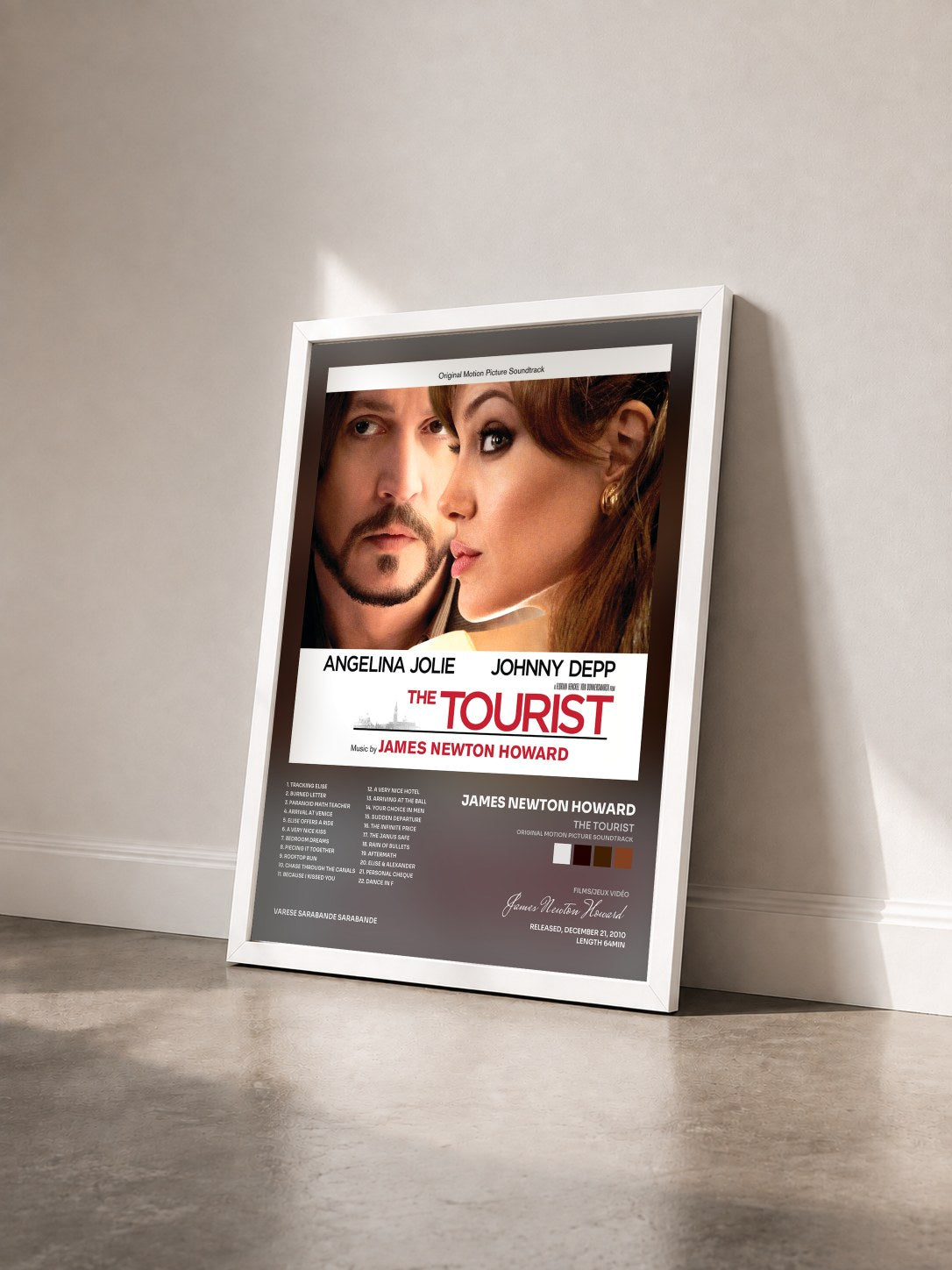#blanc Tableau de l'album The Tourist (Original Motion Picture Soundtrack) de James Newton Howard vu de trois quarts, cadre blanc