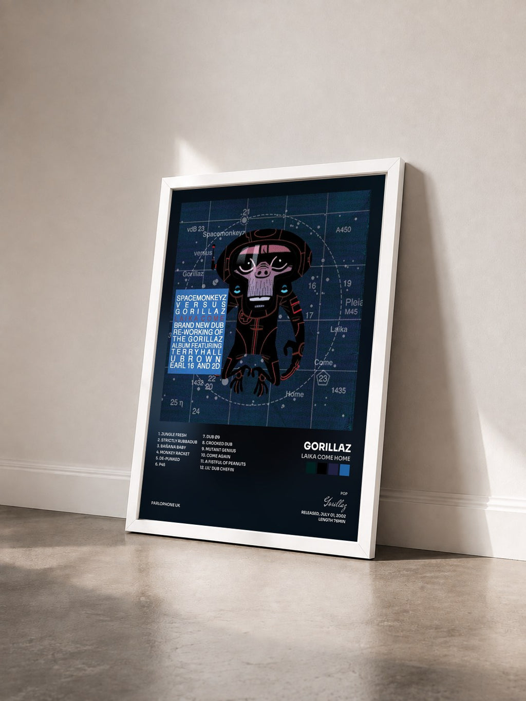 #blanc Laika Come Home di Gorillaz in stampa incorniciata vista di tre quarti, cornice bianca