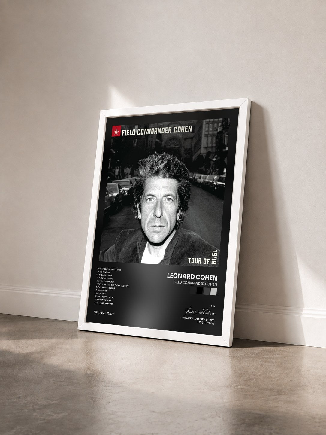 #blanc Tableau de l'album Field Commander Cohen de Leonard Cohen vu de trois quarts, cadre blanc