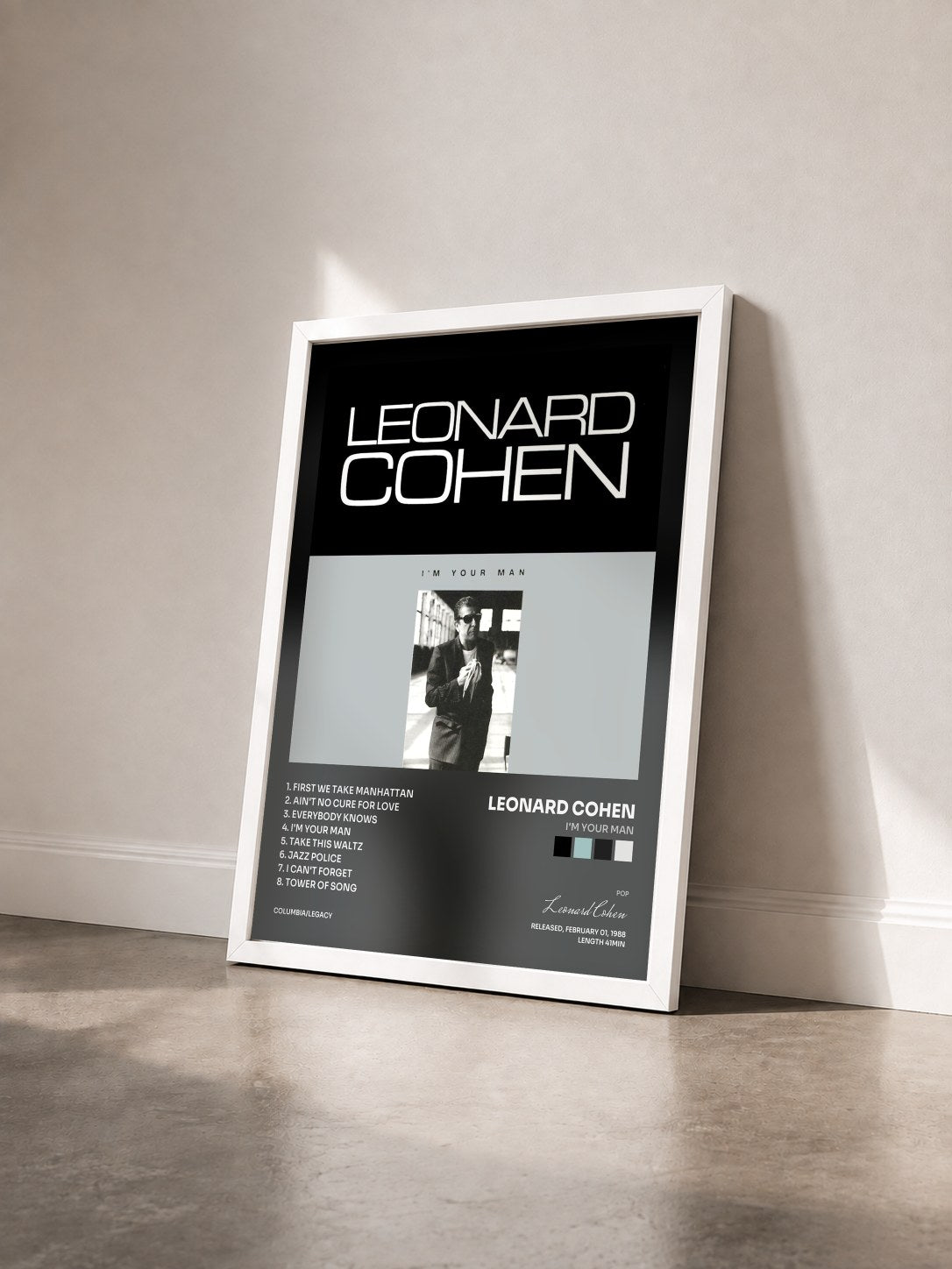 #blanc Tableau de l'album I'm Your Man de Leonard Cohen vu de trois quarts, cadre blanc