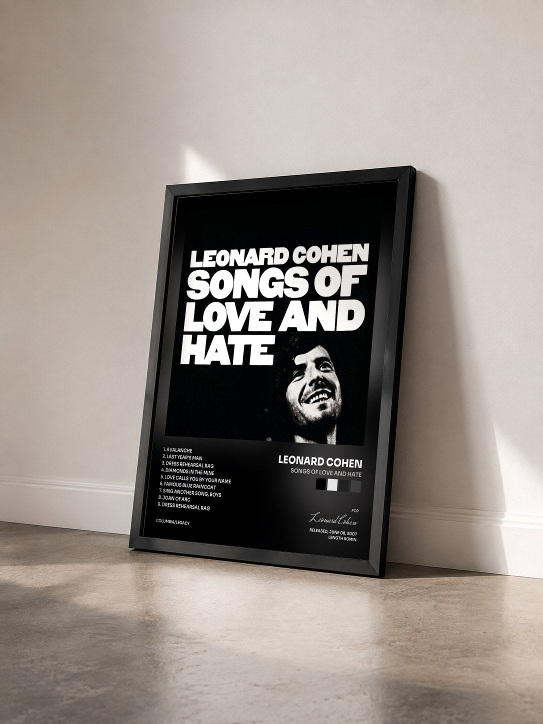 #noir Tableau de l'album Songs Of Love And Hate de Leonard Cohen vu de trois quarts, cadre noir
