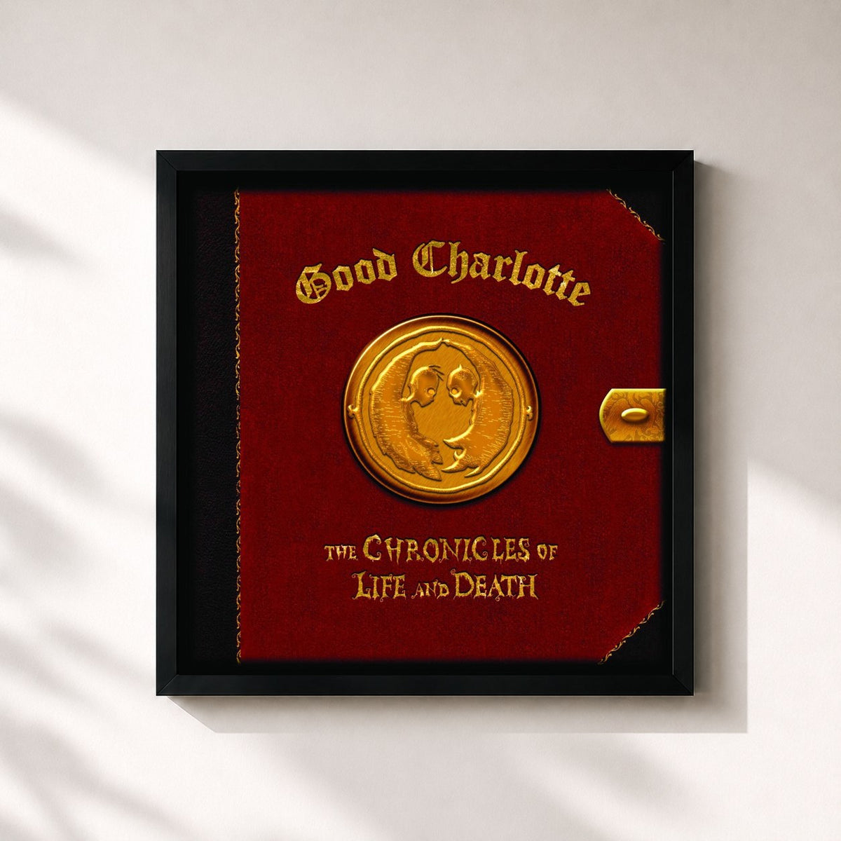 #noir The Chronicles of Life and Death ("LIFE" version) de Good Charlotte en lámina cuadrada enmarcada, marco negro de 32x32 cm