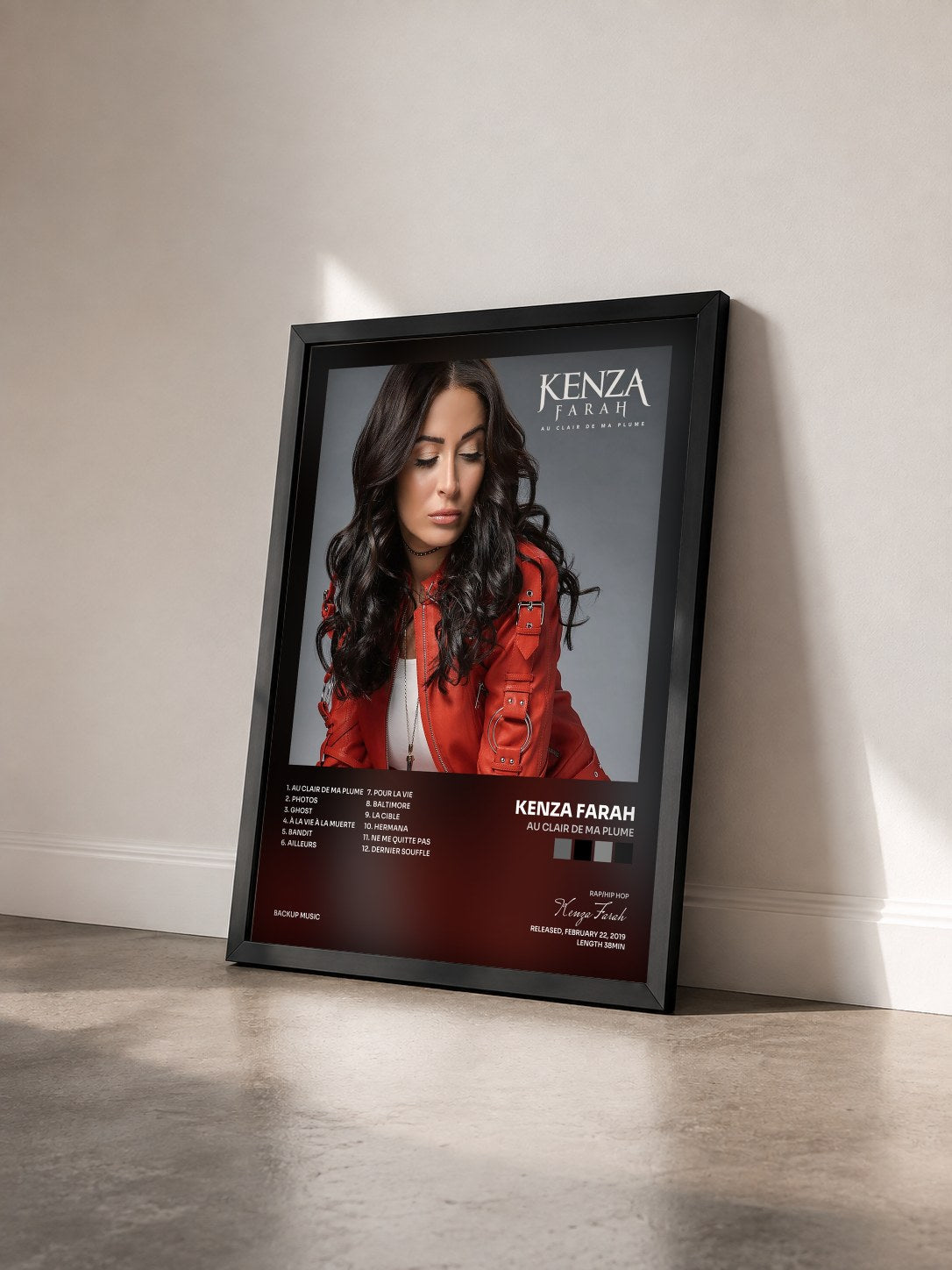 #noir Tableau de l'album Au clair de ma plume de Kenza Farah vu de trois quarts, cadre noir