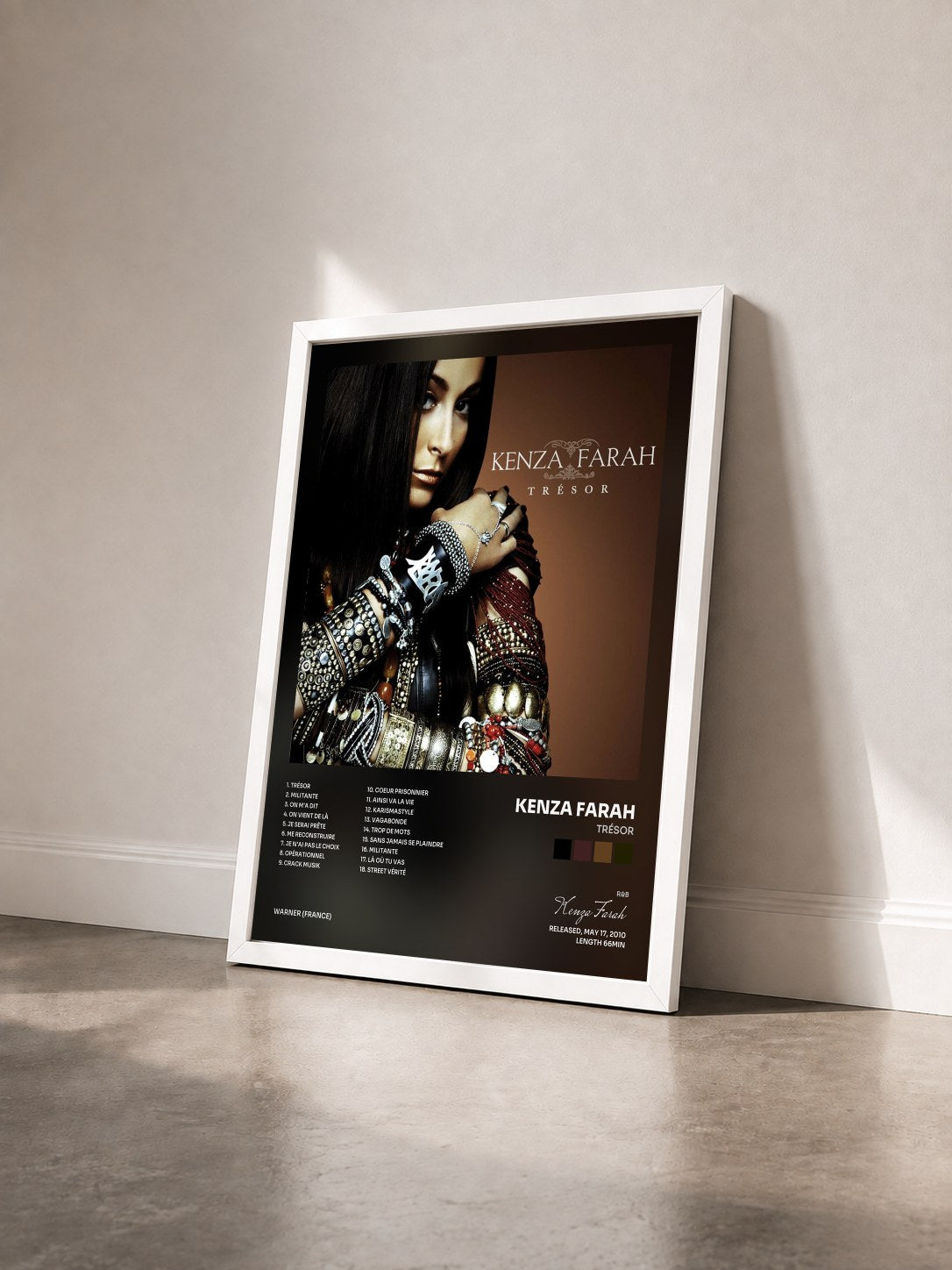 #blanc Tableau de l'album Trésor de Kenza Farah vu de trois quarts, cadre blanc