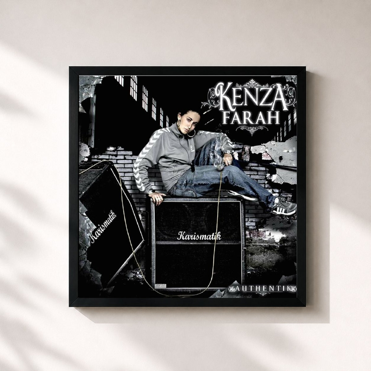 #noir Tableau carré de l'album Authentik de Kenza Farah, cadre noir 32x32 cm