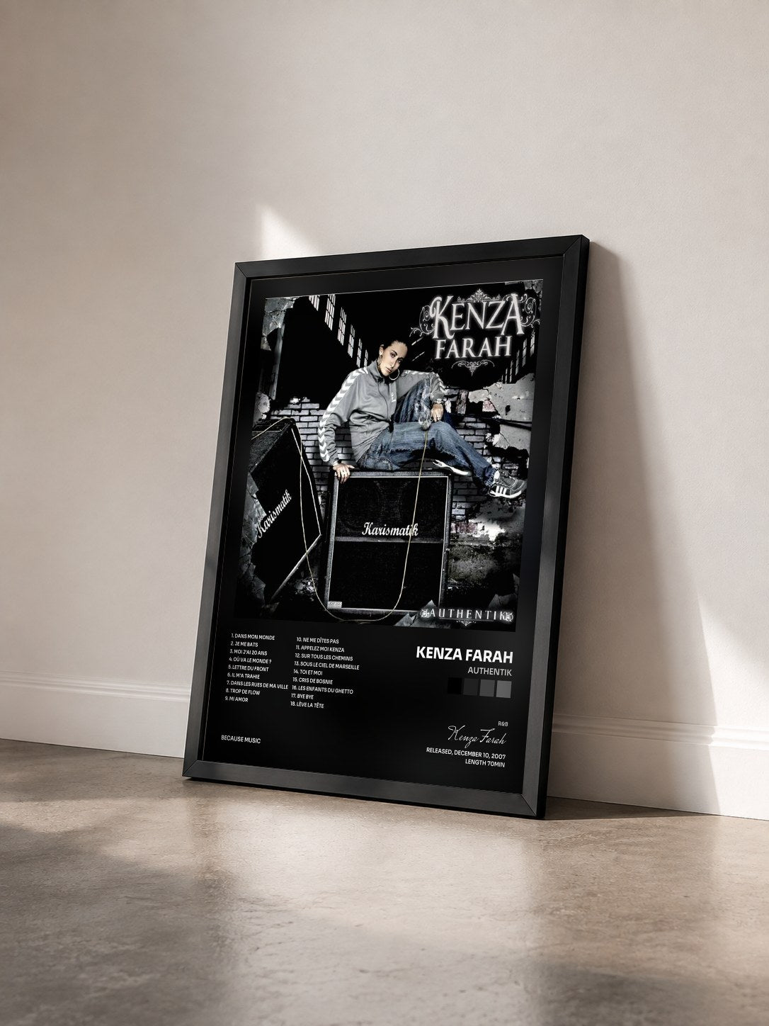 #noir Tableau de l'album Authentik de Kenza Farah vu de trois quarts, cadre noir