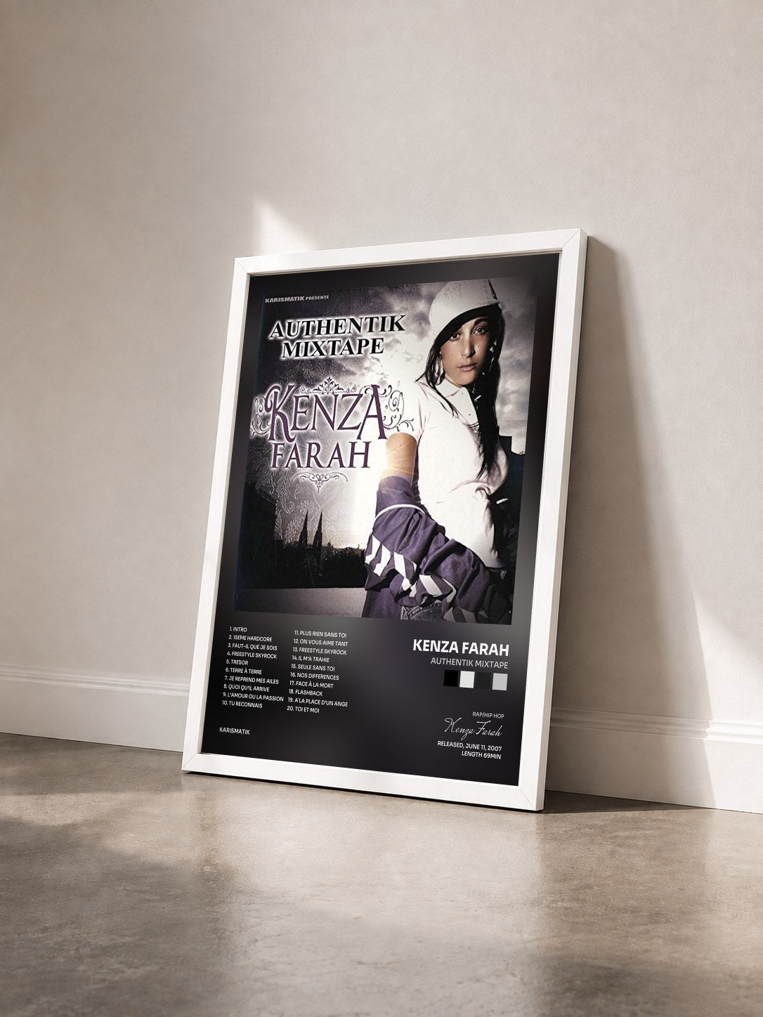 #blanc Tableau de l'album Authentik Mixtape de Kenza Farah vu de trois quarts, cadre blanc