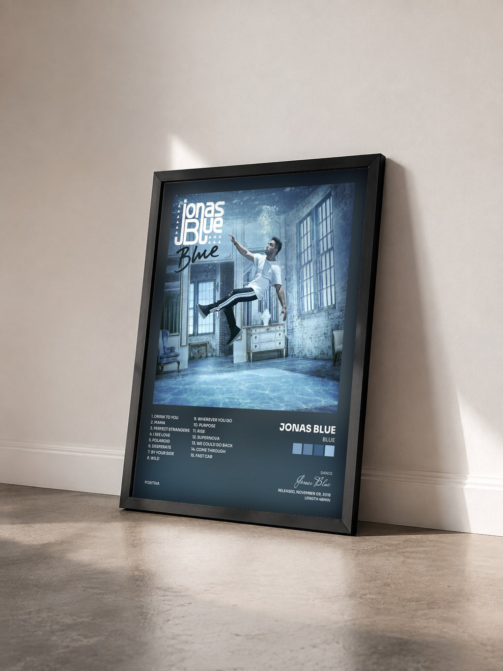 #noir Blue di Jonas Blue in stampa incorniciata vista di tre quarti, cornice nera