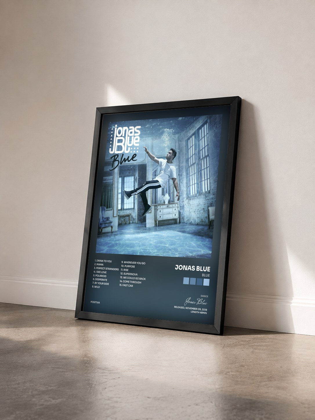 #noir Tableau de l'album Blue de Jonas Blue vu de trois quarts, cadre noir