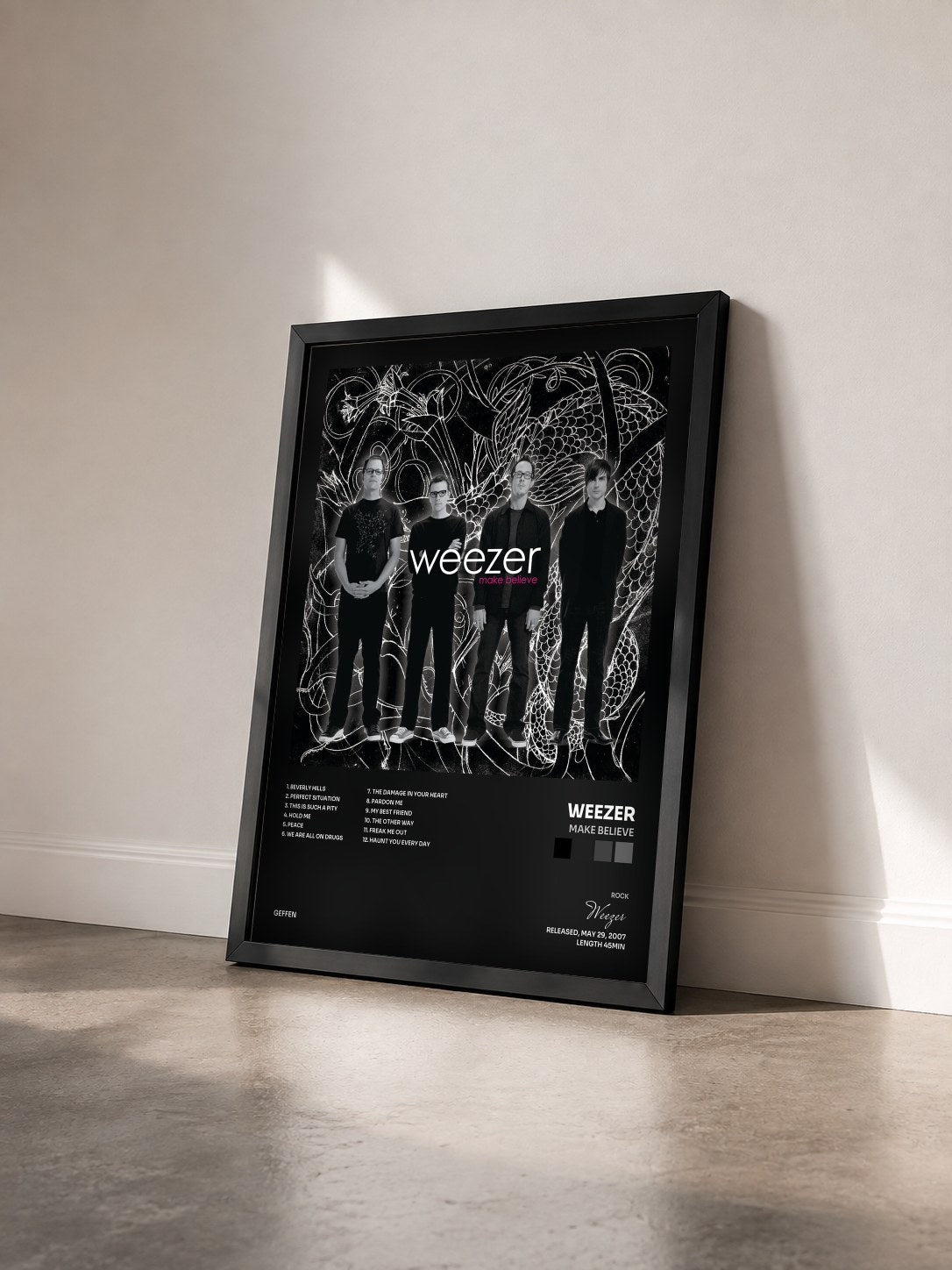 #noir Tableau de l'album Make Believe de Weezer vu de trois quarts, cadre noir