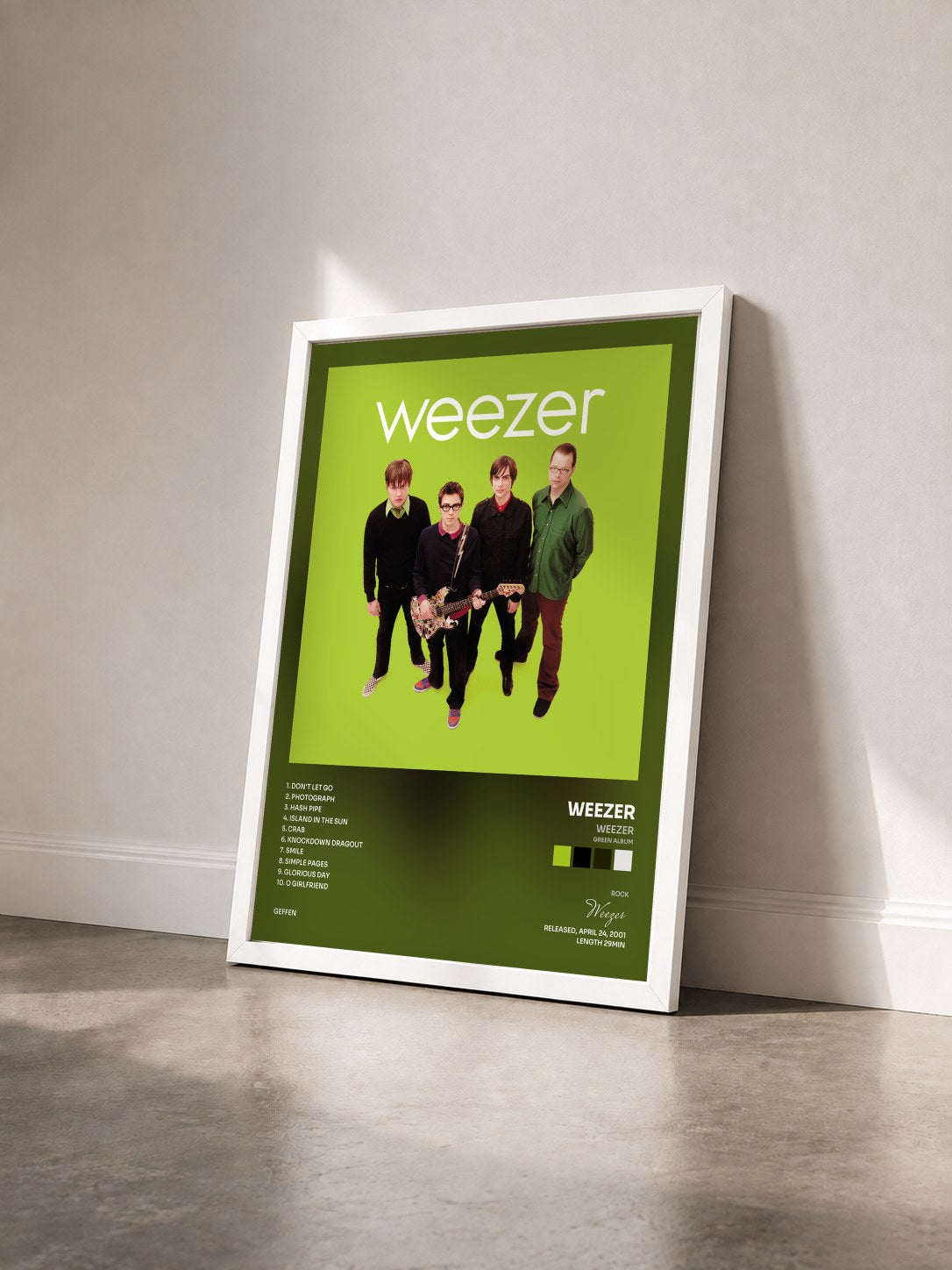 #blanc Tableau de l'album Weezer (Green Album) de Weezer vu de trois quarts, cadre blanc