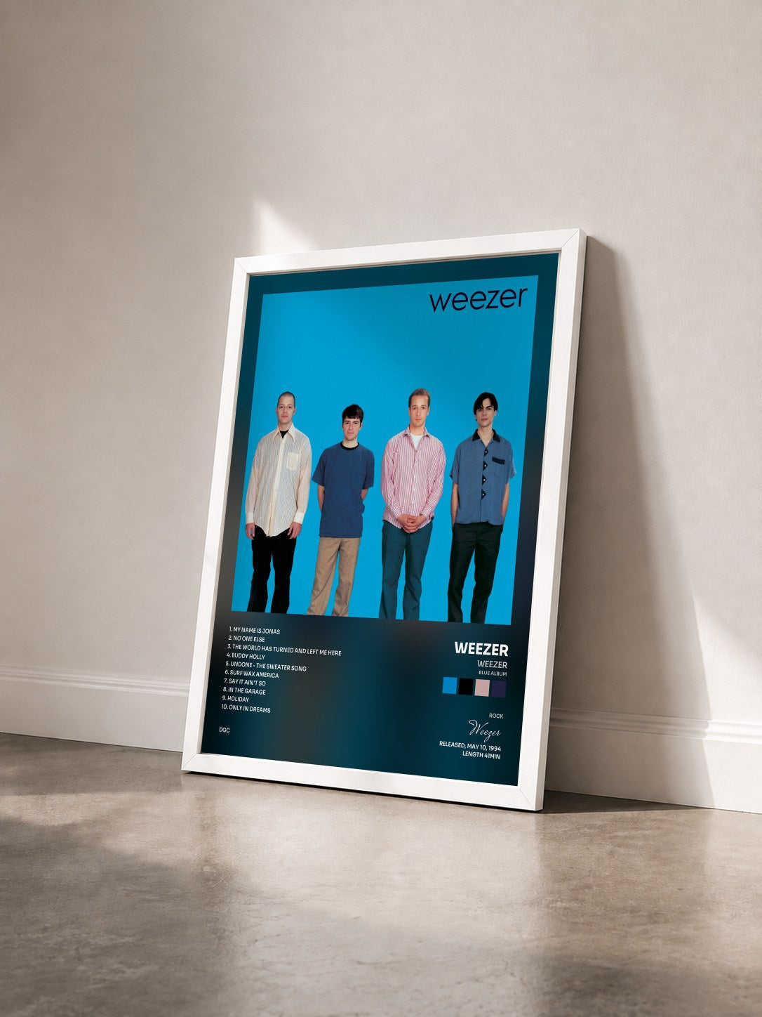 #blanc Tableau de l'album Weezer (Blue Album) de Weezer vu de trois quarts, cadre blanc