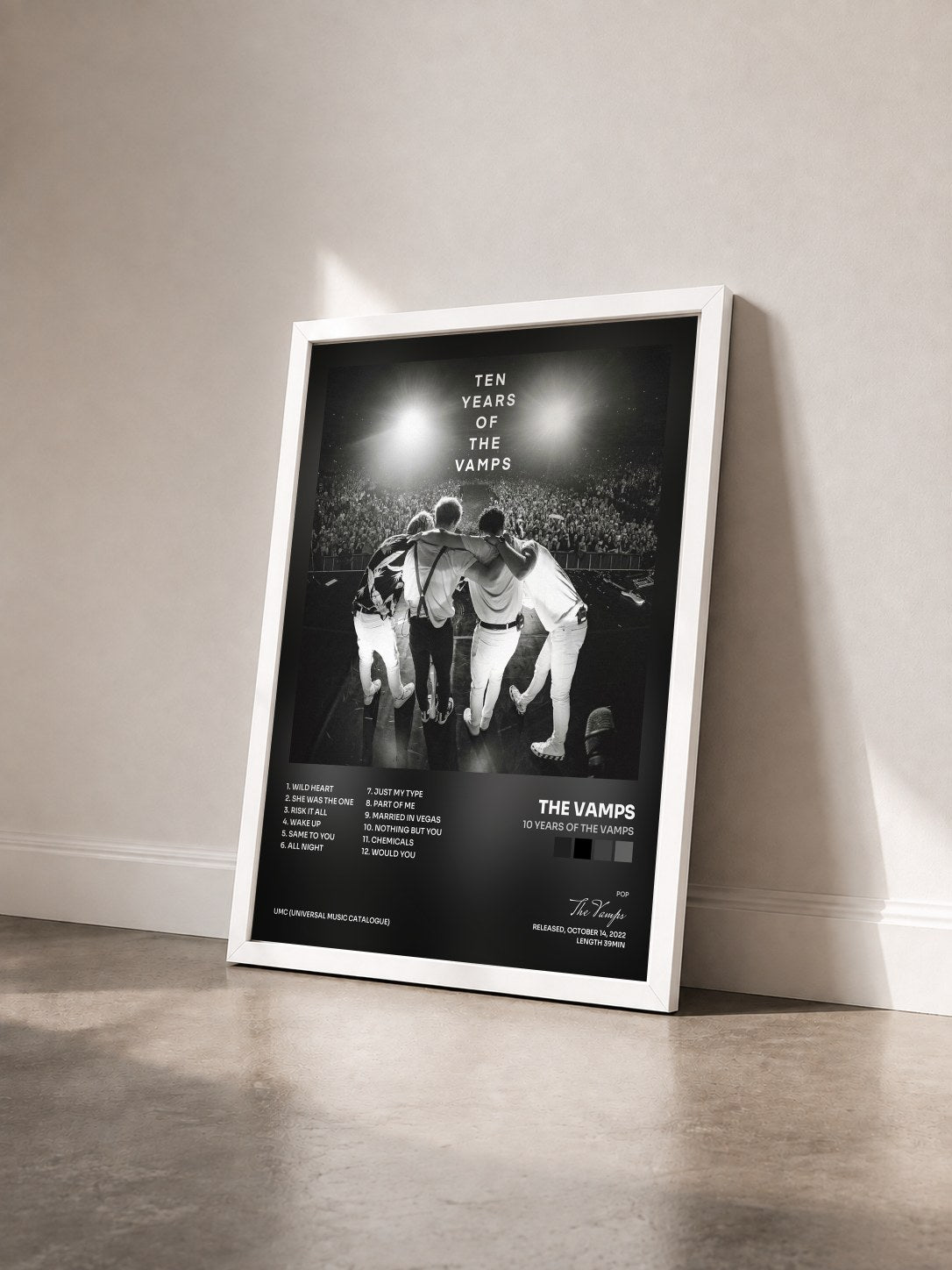 #blanc Tableau de l'album 10 Years Of The Vamps de The Vamps vu de trois quarts, cadre blanc