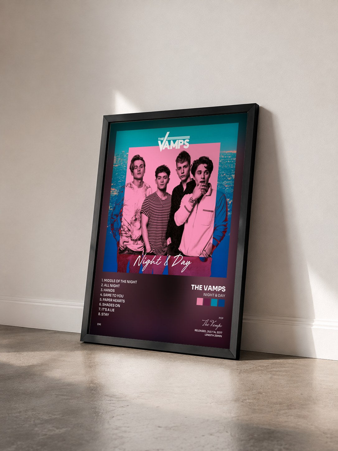 #noir Tableau de l'album Night & Day de The Vamps vu de trois quarts, cadre noir