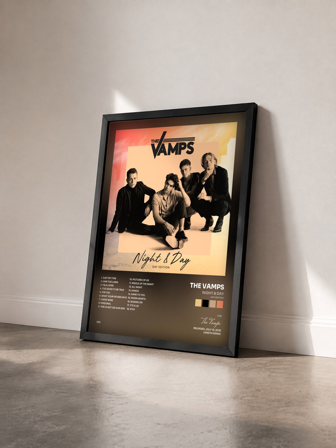 #noir Tableau de l'album Night & Day (Day Edition) de The Vamps vu de trois quarts, cadre noir