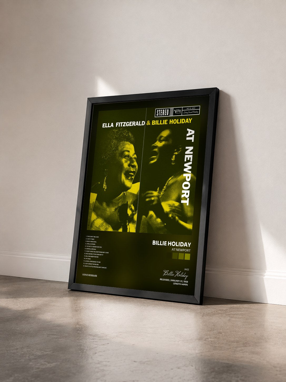 #noir Tableau de l'album At Newport de Billie Holiday vu de trois quarts, cadre noir