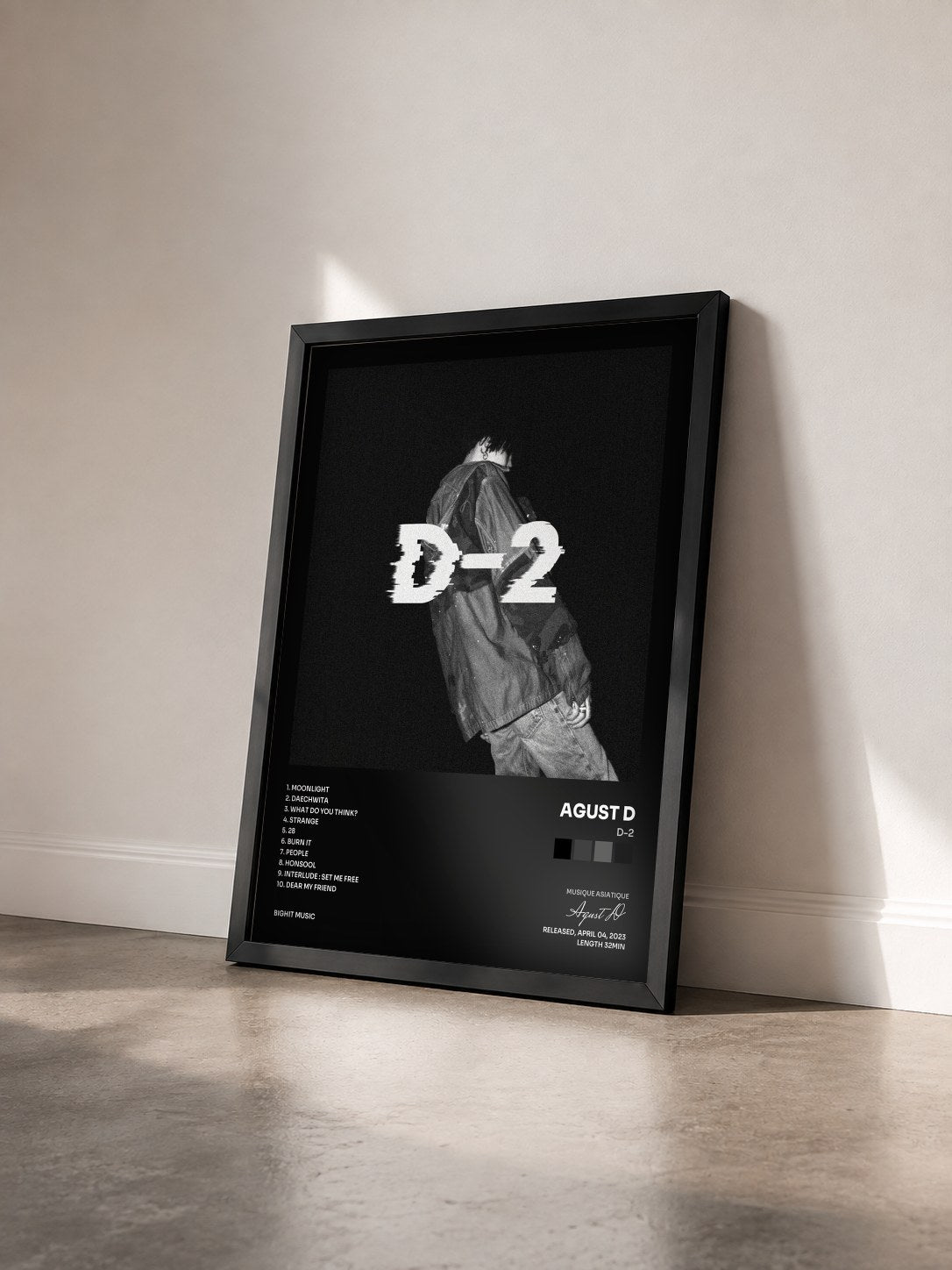 #noir Tableau de l'album D-2 de Agust D vu de trois quarts, cadre noir