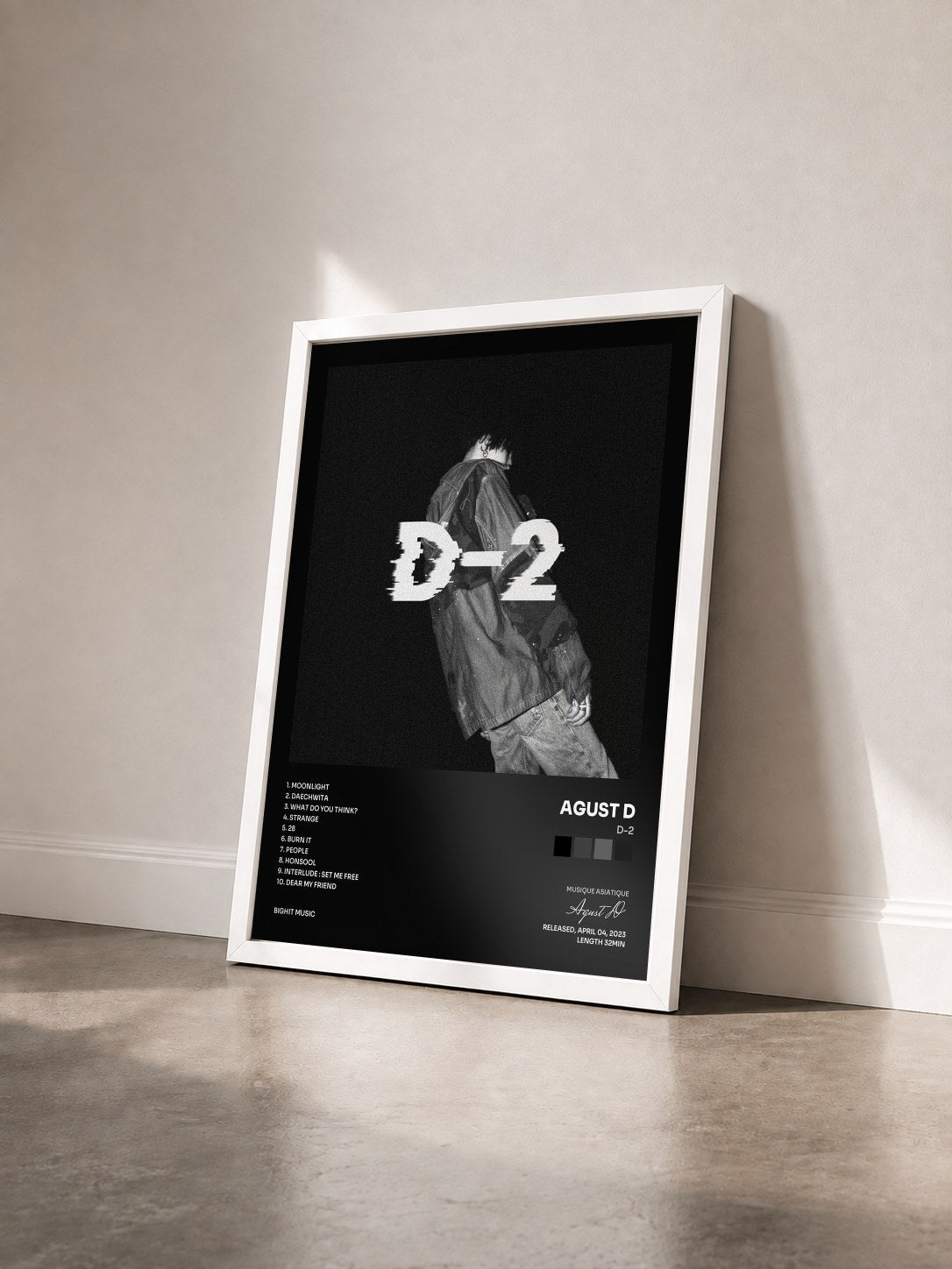 #blanc Tableau de l'album D-2 de Agust D vu de trois quarts, cadre blanc
