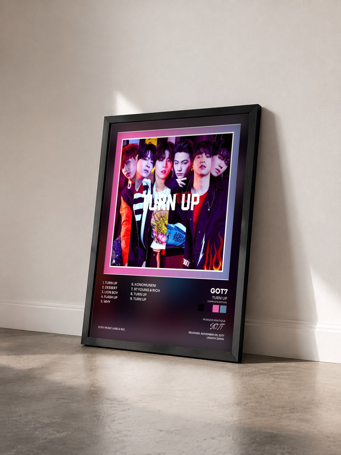 #noir Tableau de l'album TURN UP(Complete Edition) de GOT7 vu de trois quarts, cadre noir