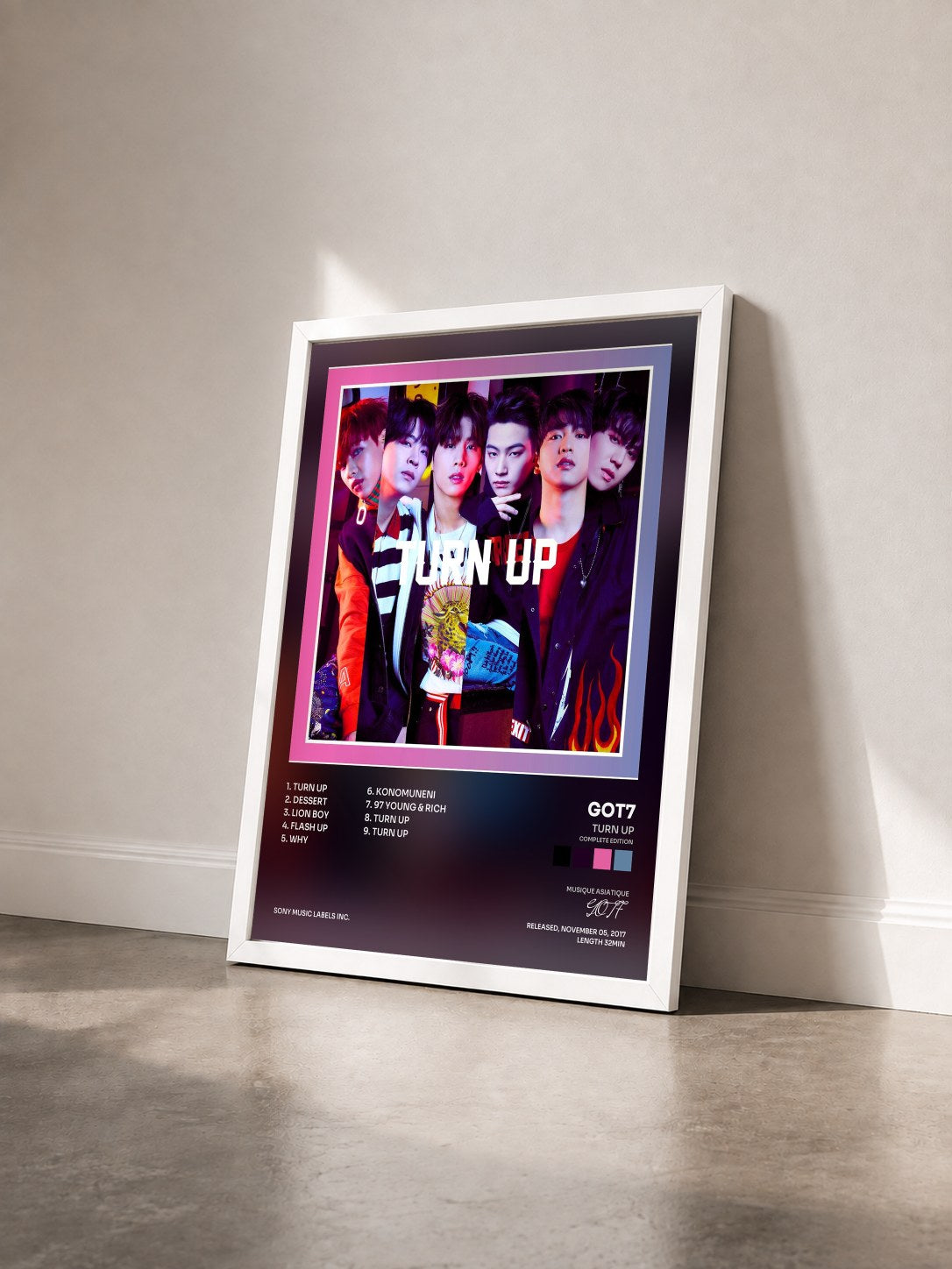 #blanc Tableau de l'album TURN UP(Complete Edition) de GOT7 vu de trois quarts, cadre blanc