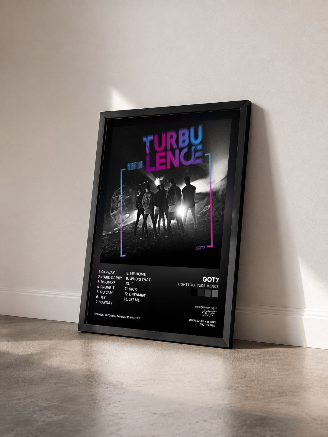 #noir Tableau de l'album FLIGHT LOG : TURBULENCE de GOT7 vu de trois quarts, cadre noir