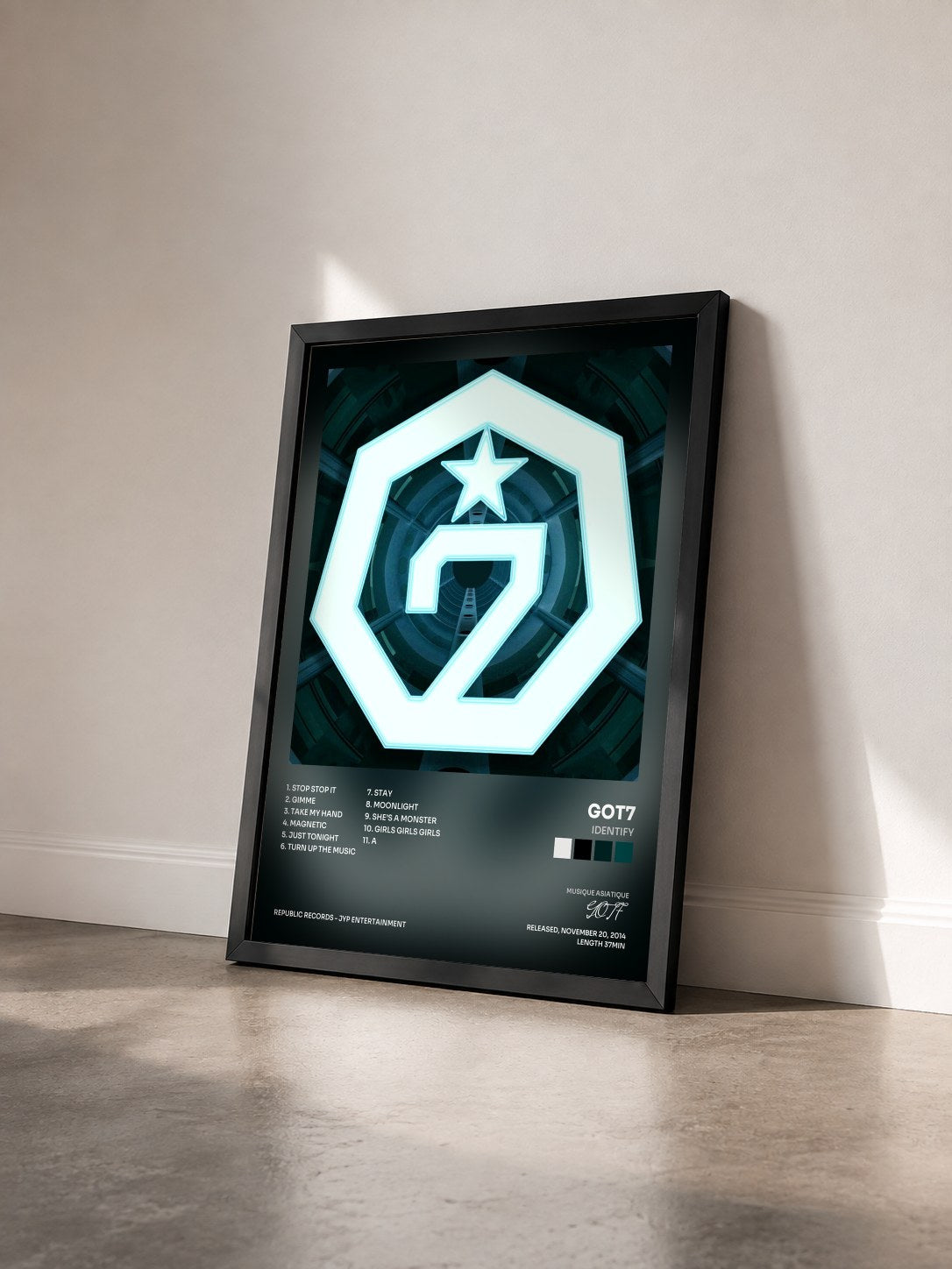 #noir Tableau de l'album Identify de GOT7 vu de trois quarts, cadre noir