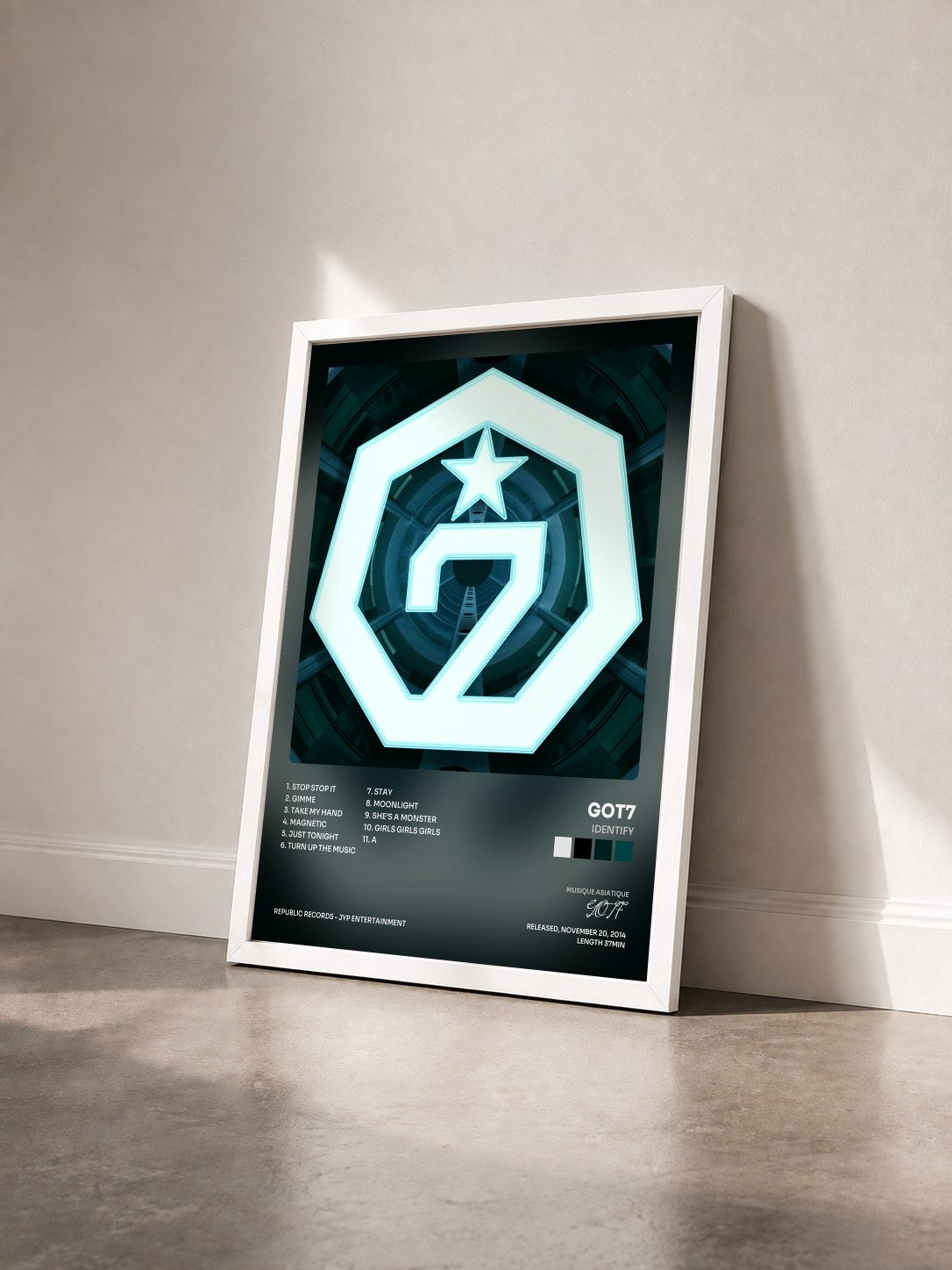 #blanc Tableau de l'album Identify de GOT7 vu de trois quarts, cadre blanc