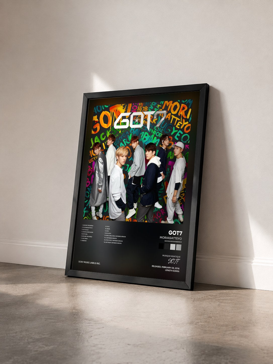 #noir Tableau de l'album Moriagatteyo (Shokaiseisanban B) de GOT7 vu de trois quarts, cadre noir