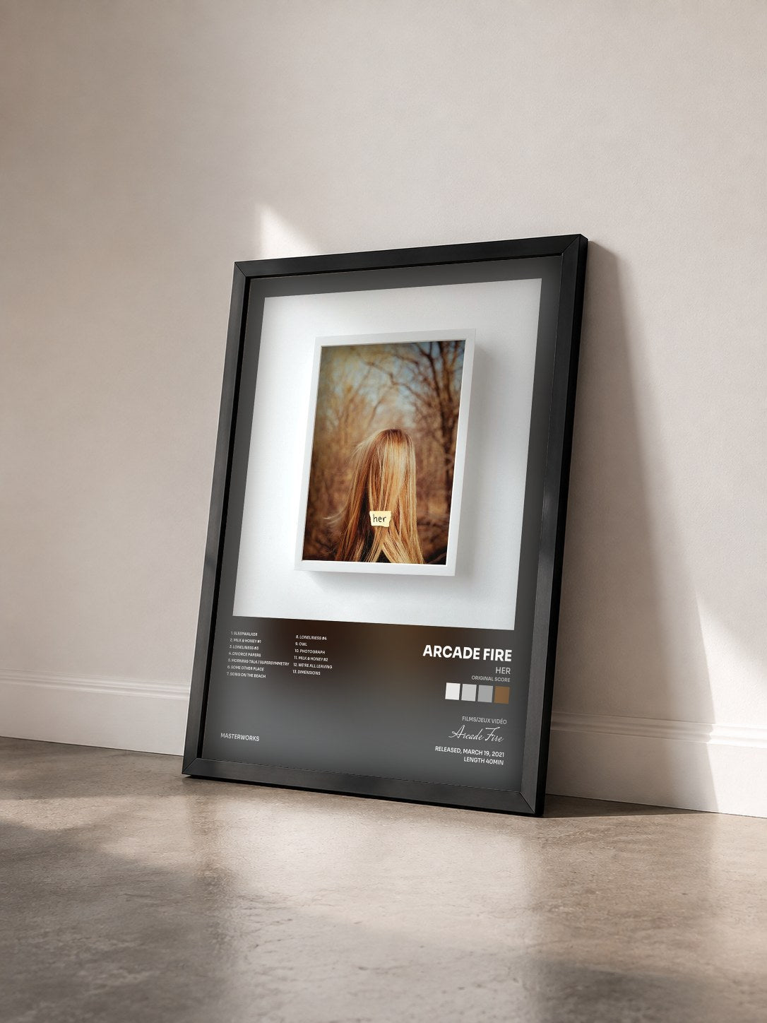 #noir Tableau de l'album Her (Original Score) de Arcade Fire vu de trois quarts, cadre noir