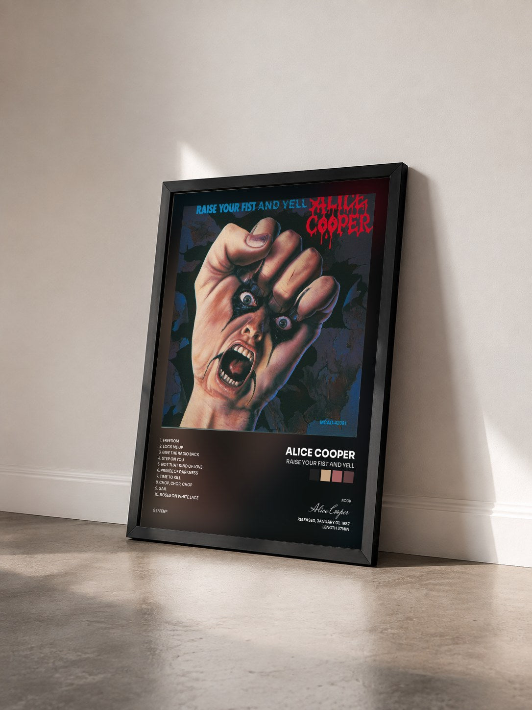 #noir Raise Your Fist And Yell di Alice Cooper in stampa incorniciata vista di tre quarti, cornice nera