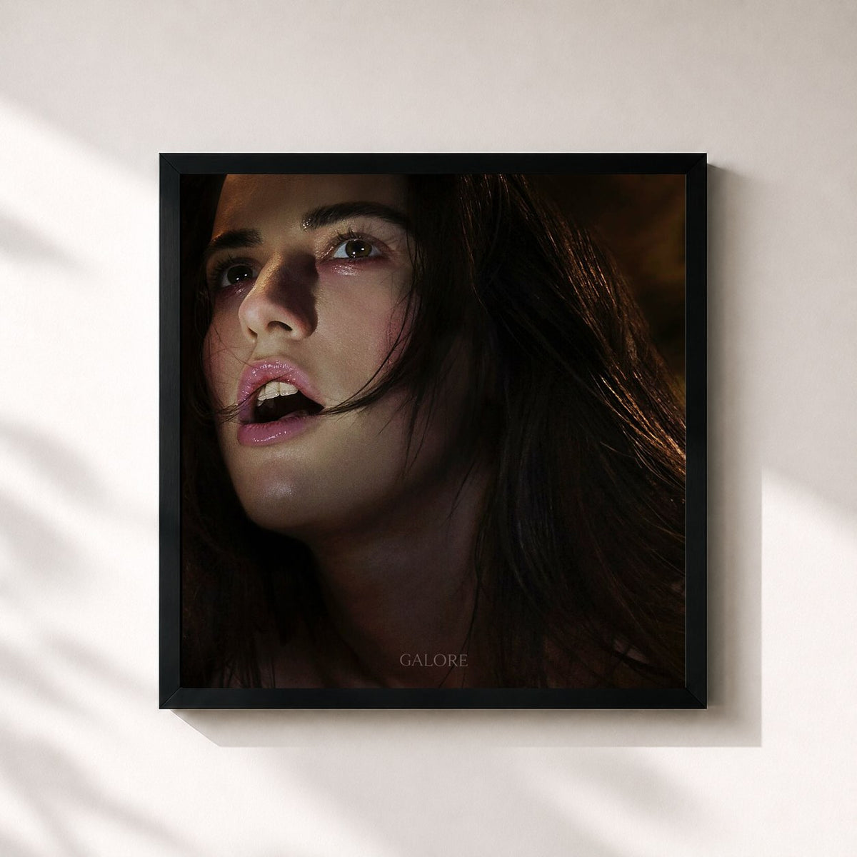 #noir Tableau carré de l'album Galore de Oklou, cadre noir 32x32 cm