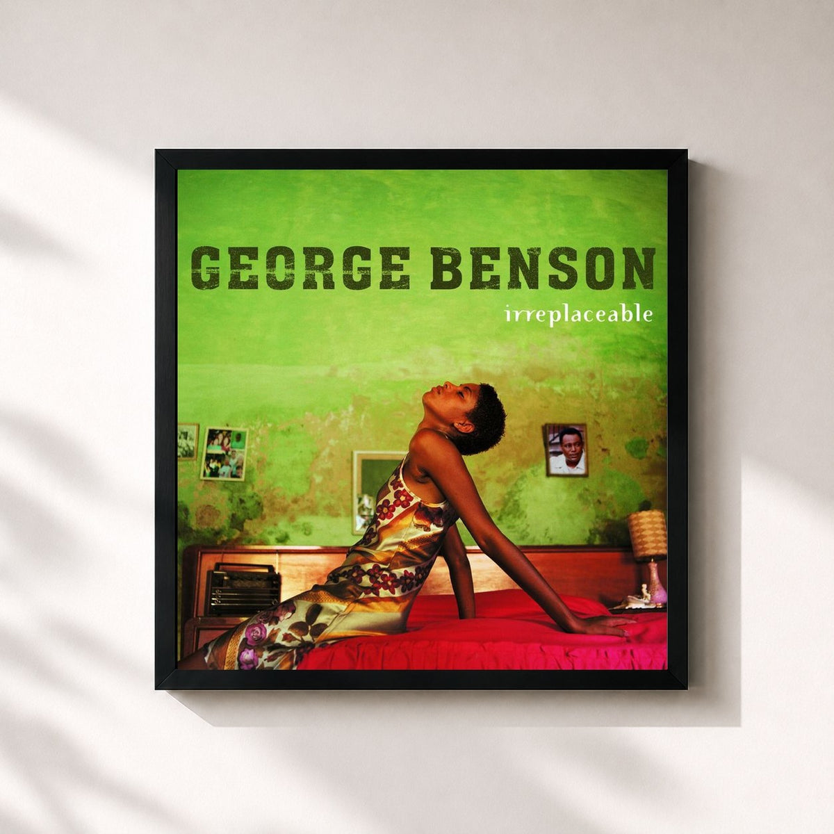 #noir Tableau carré de l'album Irreplaceable de George Benson, cadre noir 32x32 cm