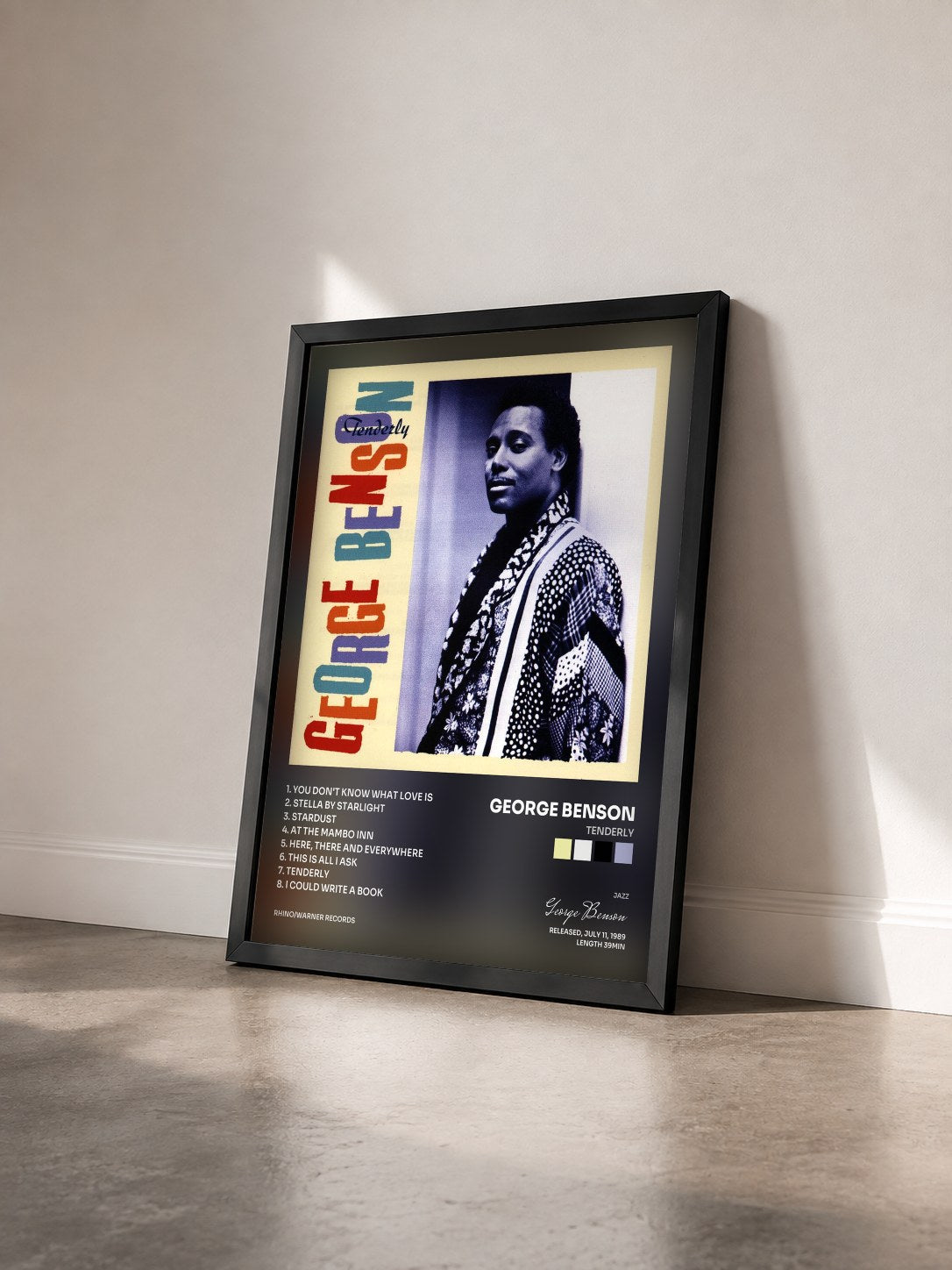 #noir Tenderly di George Benson in stampa incorniciata vista di tre quarti, cornice nera