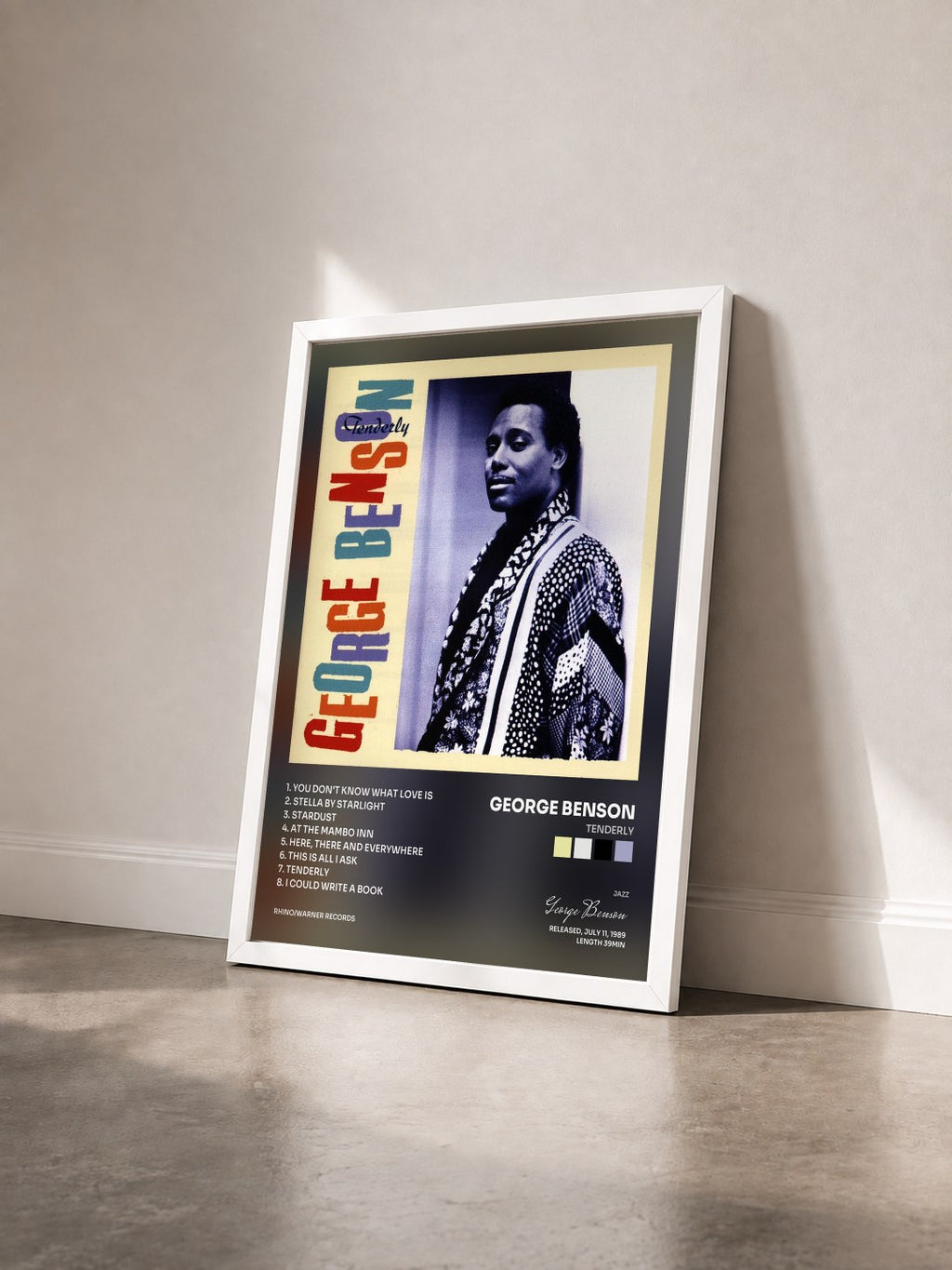 #blanc Tenderly von George Benson als gerahmter Kunstdruck von schräg gesehen, weißer Rahmen