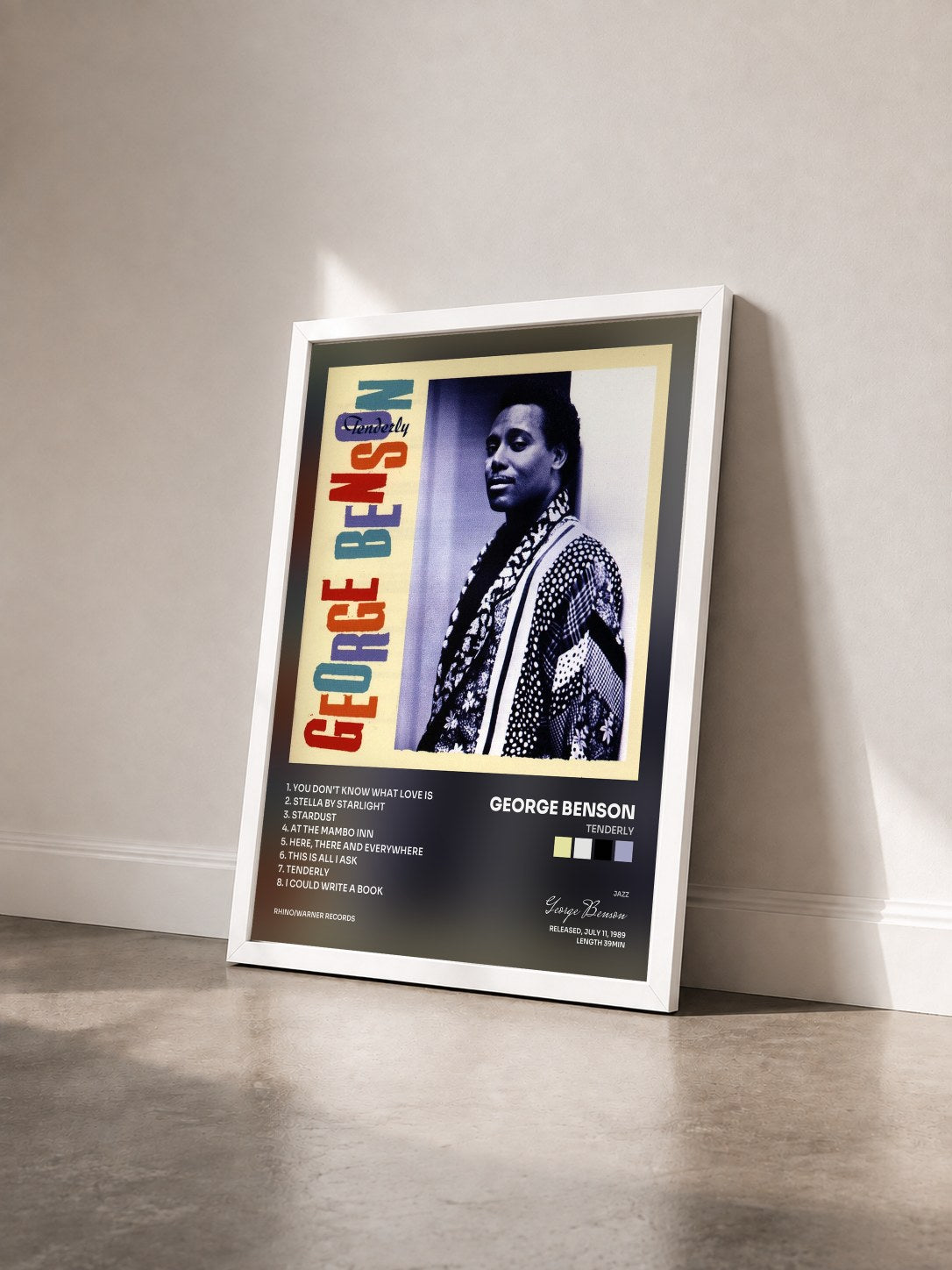 #blanc Tenderly di George Benson in stampa incorniciata vista di tre quarti, cornice bianca